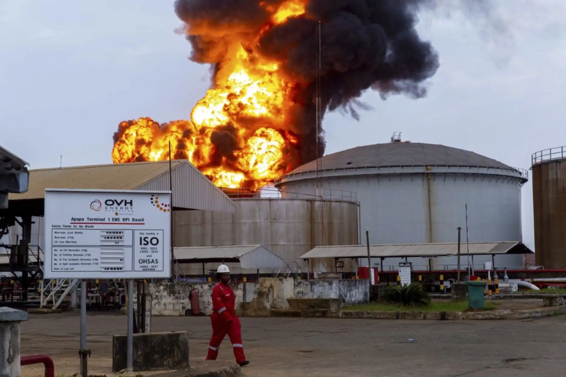 Una fotografía muestra un tanque de petrolero incendiadose en OVH Energy Marketing en Apapa, Lagos, el 5 de noviembre de 2020. La causa del incendio aún se desconoce en este momento, pero el servicio de bomberos está en tierra para controlar el brote de incendio. Foto: AFP