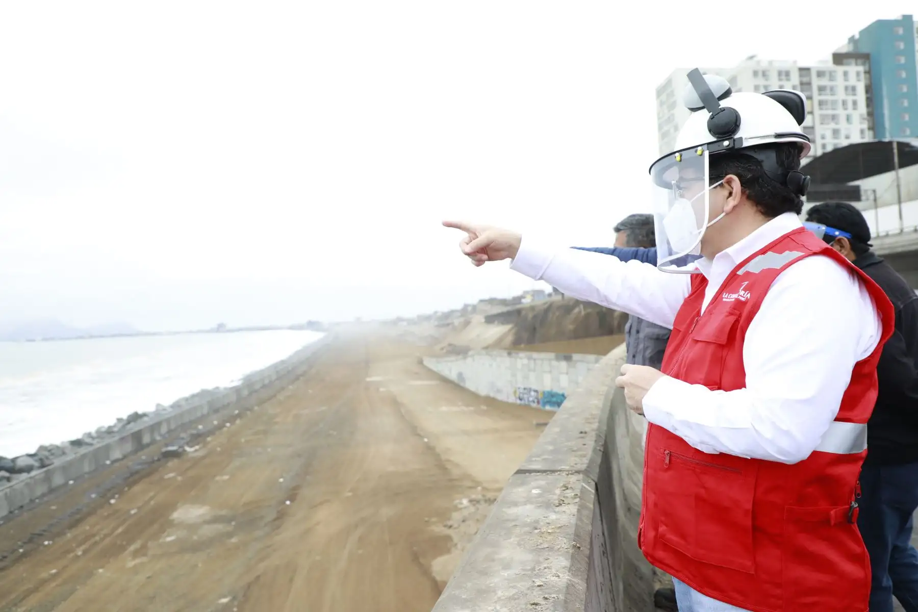 En el marco del Mega Operativo de Control Regional en el Callao, el Contralor General, Nelson Shack, anunció hoy que su institución impulsará el reinicio de los trabajos de construcción de la obra vial paralizada Costa Verde - tramo Callao, a cargo del Gobierno Regional de esta provincia, para su culminación al amparo del Decreto de Urgencia 008-2019 sobre la reactivación de obras paralizadas. Foto: Contraloría