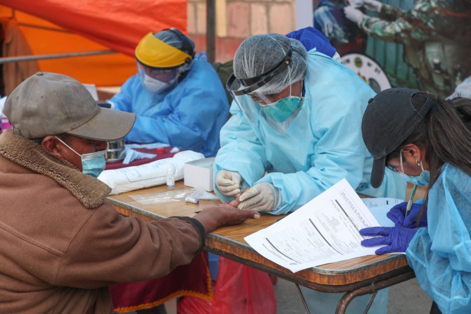 Desde que empezó la pandemia hasta las 22:00 horas de ayer domingo 17 de octubre se procesaron muestras para 18 millones 558,389 personas por la covid-19. ANDINA/ Minsa