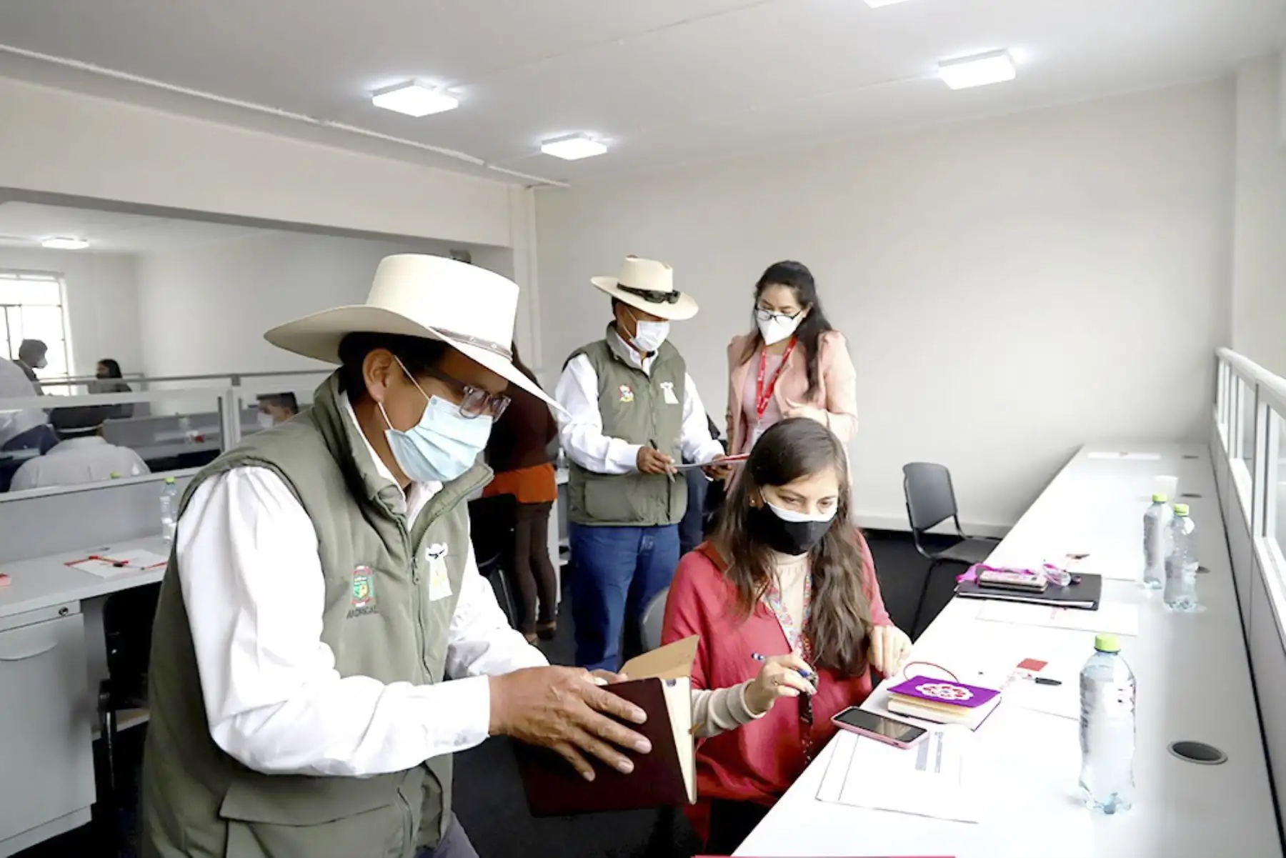 La directora ejecutiva de la ARCC, Amalia Moreno, dialogó con alcaldes de la provincia de Caylloma (Arequipa). Foto: ANDINA/Difusión