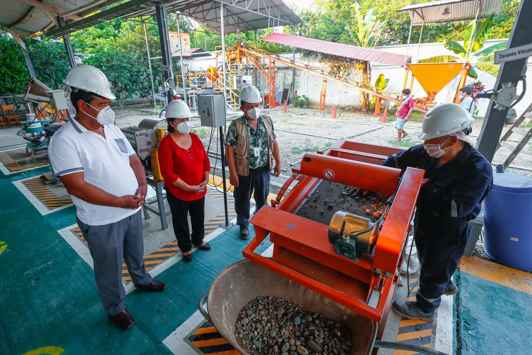 El ministro de Energía y Minas, Miguel Inchaústegui, participó en Madre de Dios de la Mesa de Trabajo: “El Proceso de Formalización y las alternativas de solución a la problemática de la minería ilegal e informal. Foto: Ministerio de Energía y Minas