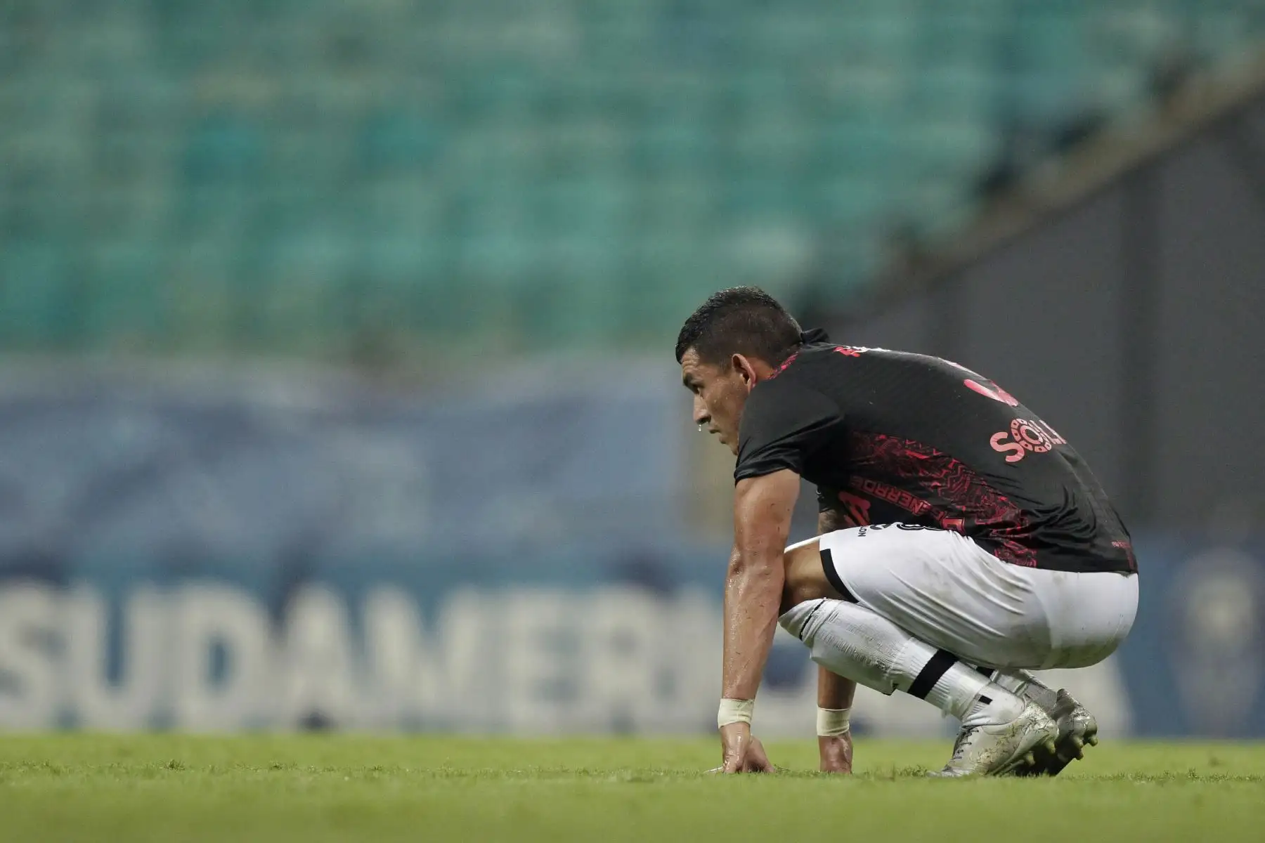El peruano Eduardo Rabanal se lamenta después de un partido de fútbol de segunda ronda de la Copa Sudamericana a puerta cerrada contra el brasileño Bahia en el Fonte Nova Arena en Salvador, Brasil. Foto: AFP