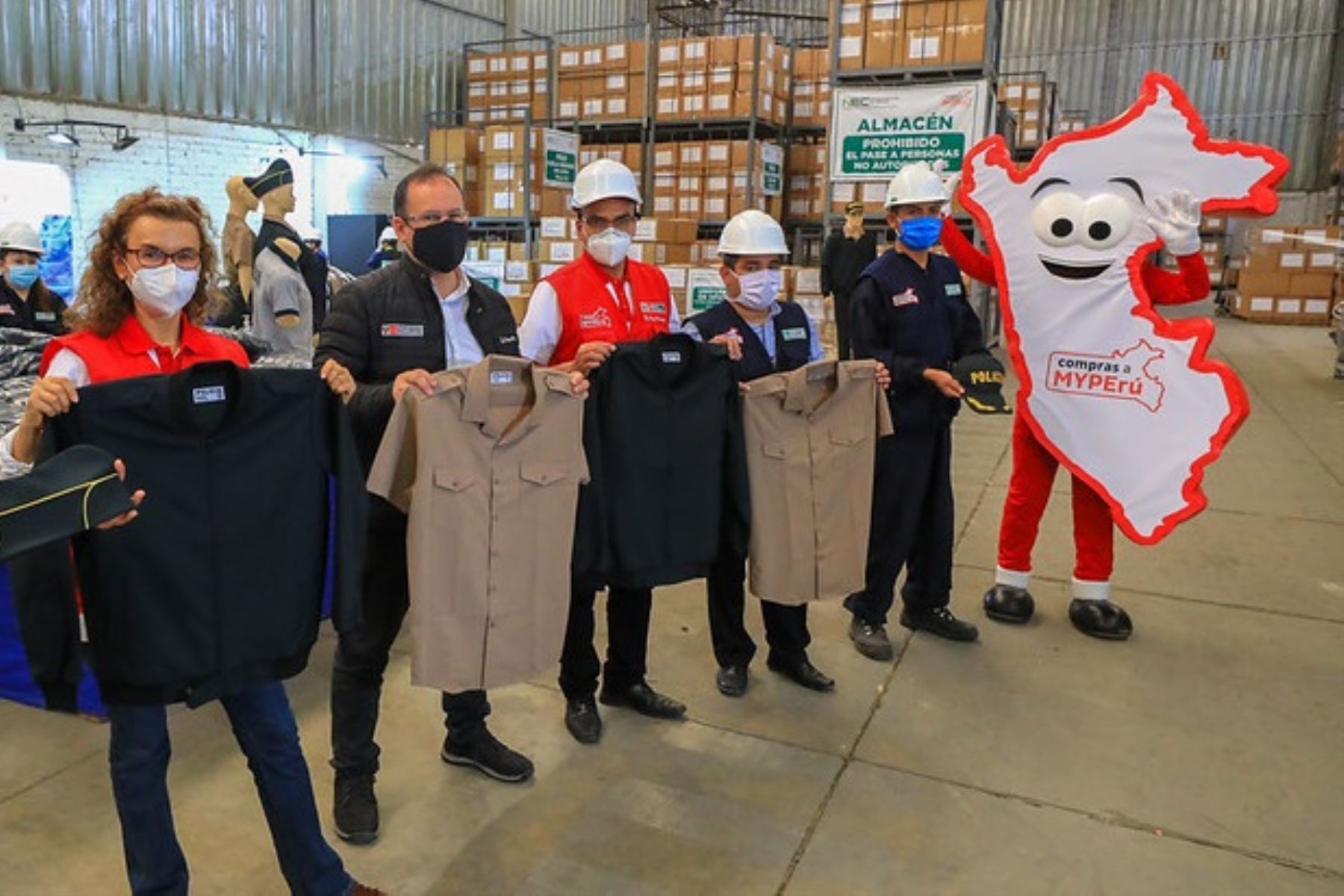 Ministro de la Producción, José Salardi participó en entrega de uniformes a la Policía confreccionados por mypes. Foto: Cortesía.