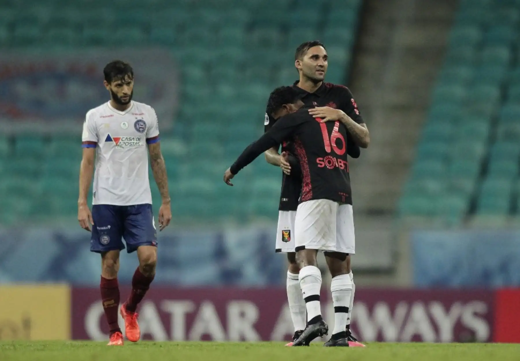 El peruano de Melgar Daniel Cabrera (derecha) es consolado por un compañero de equipo después de un partido de fútbol de segunda ronda de la Copa Sudamericana a puerta cerrada contra el brasileño Bahia en el Fonte Nova Arena en Salvador, Brasil. Foto: AFP