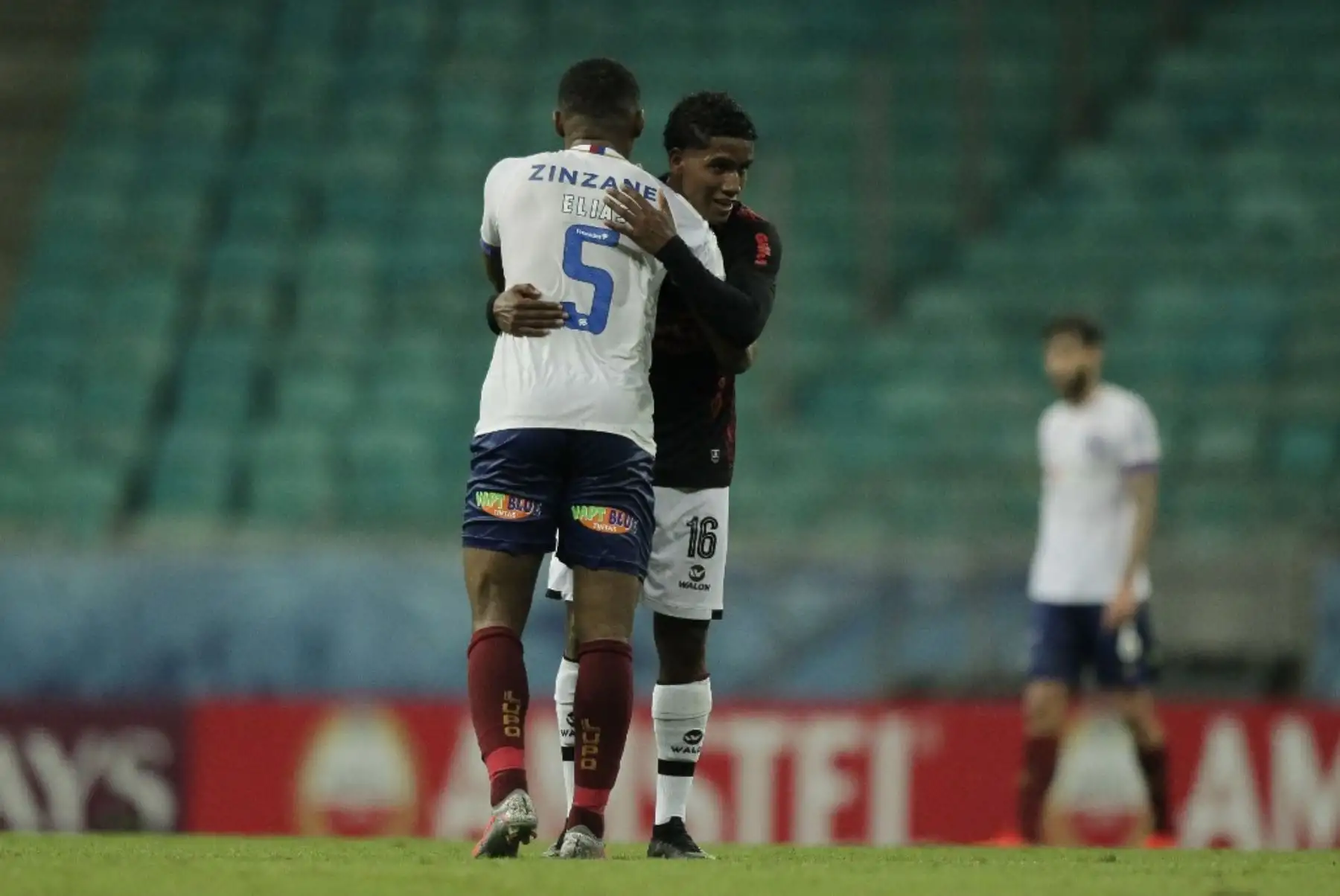 El peruano de Melgar Daniel Cabrera (derecha) saluda al brasileño Bahia Elias después de su partido de fútbol de segunda ronda de la Copa Sudamericana a puertas cerradas en el Fonte Nova Arena en Salvador, Brasil. Foto: AFP