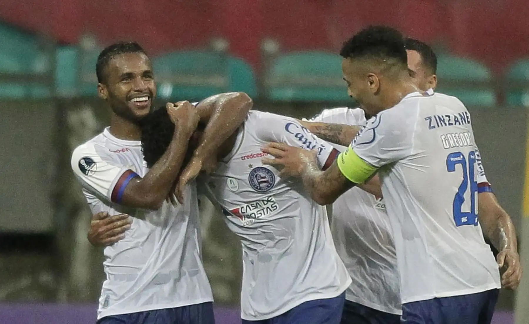 Fessin (C) de Brasil celebra con sus compañeros de equipo después de anotar contra Melgar de Perú durante su partido de fútbol de segunda ronda de la Copa Sudamericana a puertas cerradas en el Fonte Nova Arena en Salvador, Brasil. Foto: AFP
