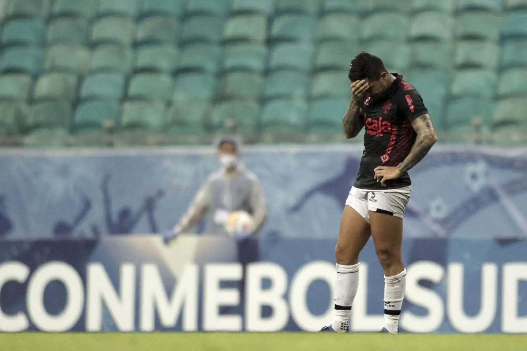 El peruano de Melgar, Paolo Fuentes, reacciona durante un partido de fútbol de segunda ronda de la Copa Sudamericana a puerta cerrada contra el brasileño Bahia en el Fonte Nova Arena en Salvador, Brasil. Foto: AFP