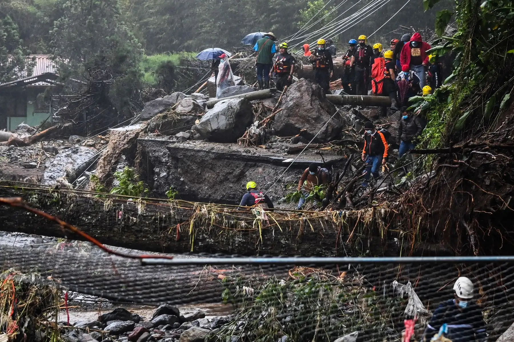 Miembros de la Cruz Roja ayudan a evacuar a personas tras el desbordamiento del río Bambito debido a las fuertes lluvias provocadas por el huracán Eta, ahora degradado a tormenta tropical, en Bambito, provincia de Chiriquí 450 al norte de la ciudad de Panamá.
Foto: AFP