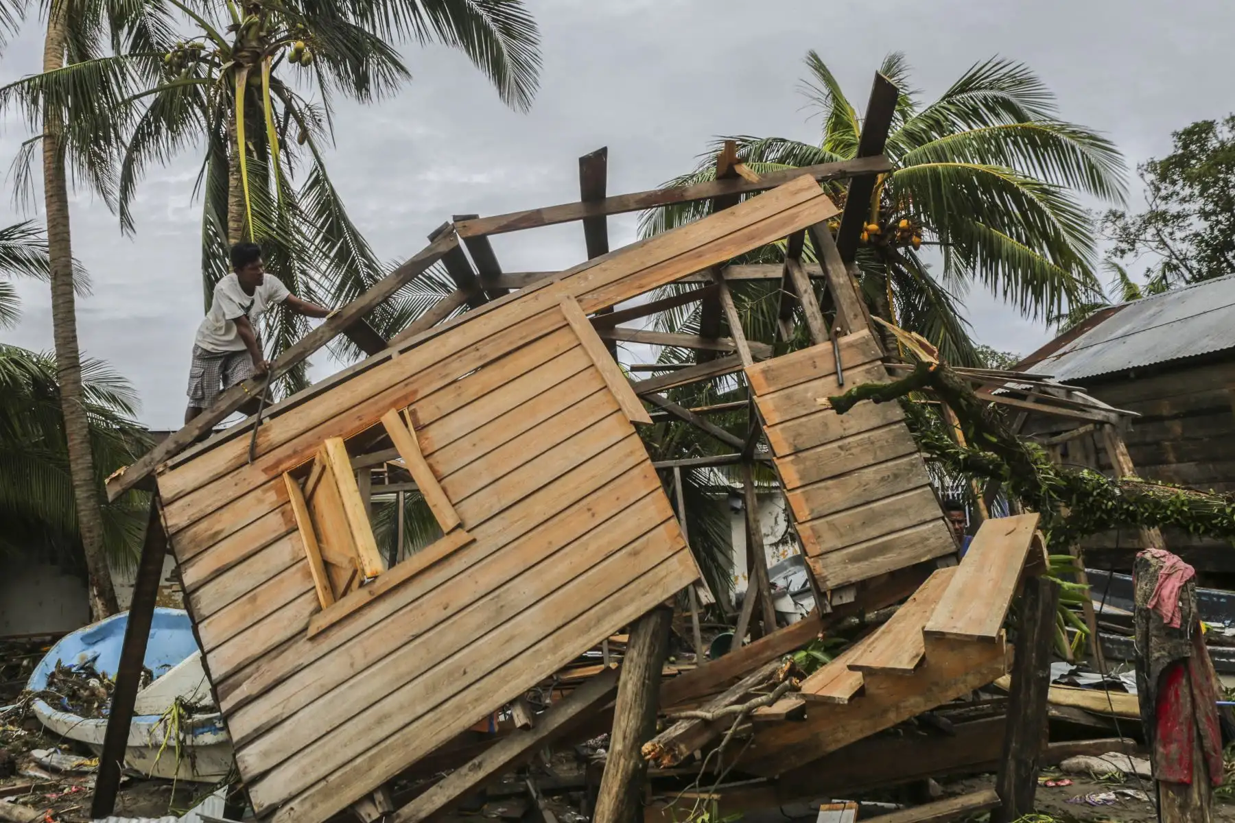 Hombres arreglan una pequeña casa en el Barrio "El Muelle" en Bilwi, Nicaragua, luego del paso del huracán Eta. Eta llegó a Centroamérica como un huracán de categoría 4, devastando áreas costeras empobrecidas del norte de Nicaragua.
Foto: AFP