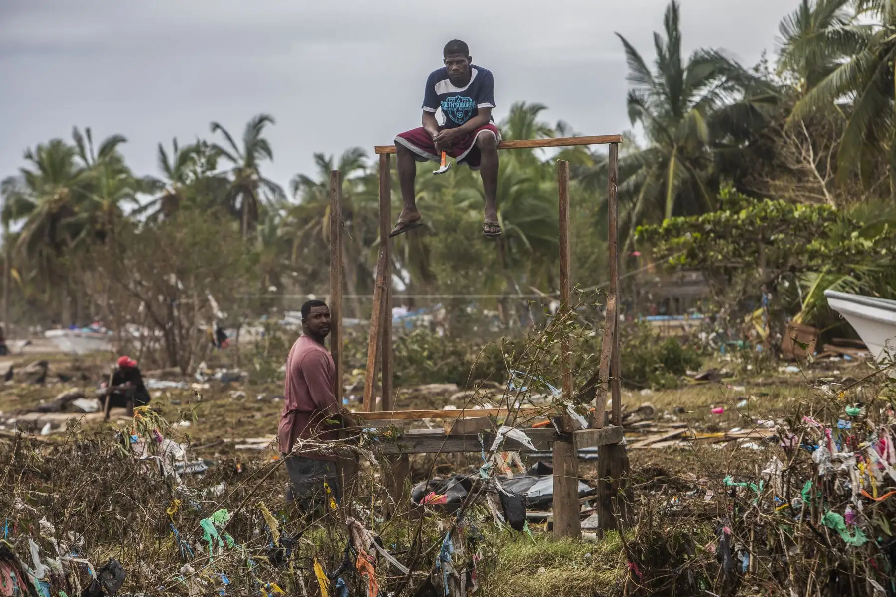 Hombres arreglan una pequeña casa en el Barrio "El Muelle" en Bilwi, Nicaragua, luego del paso del huracán Eta. Eta llegó a Centroamérica como un huracán de categoría 4 devastando áreas costeras empobrecidas del norte de Nicaragua.
Foto: AFP