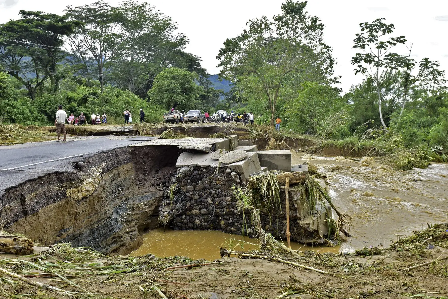 Vista de una grieta que bloquea una carretera en El Progreso, departamento de Yoro, Honduras, luego del paso del huracán Eta.
Foto: AFP