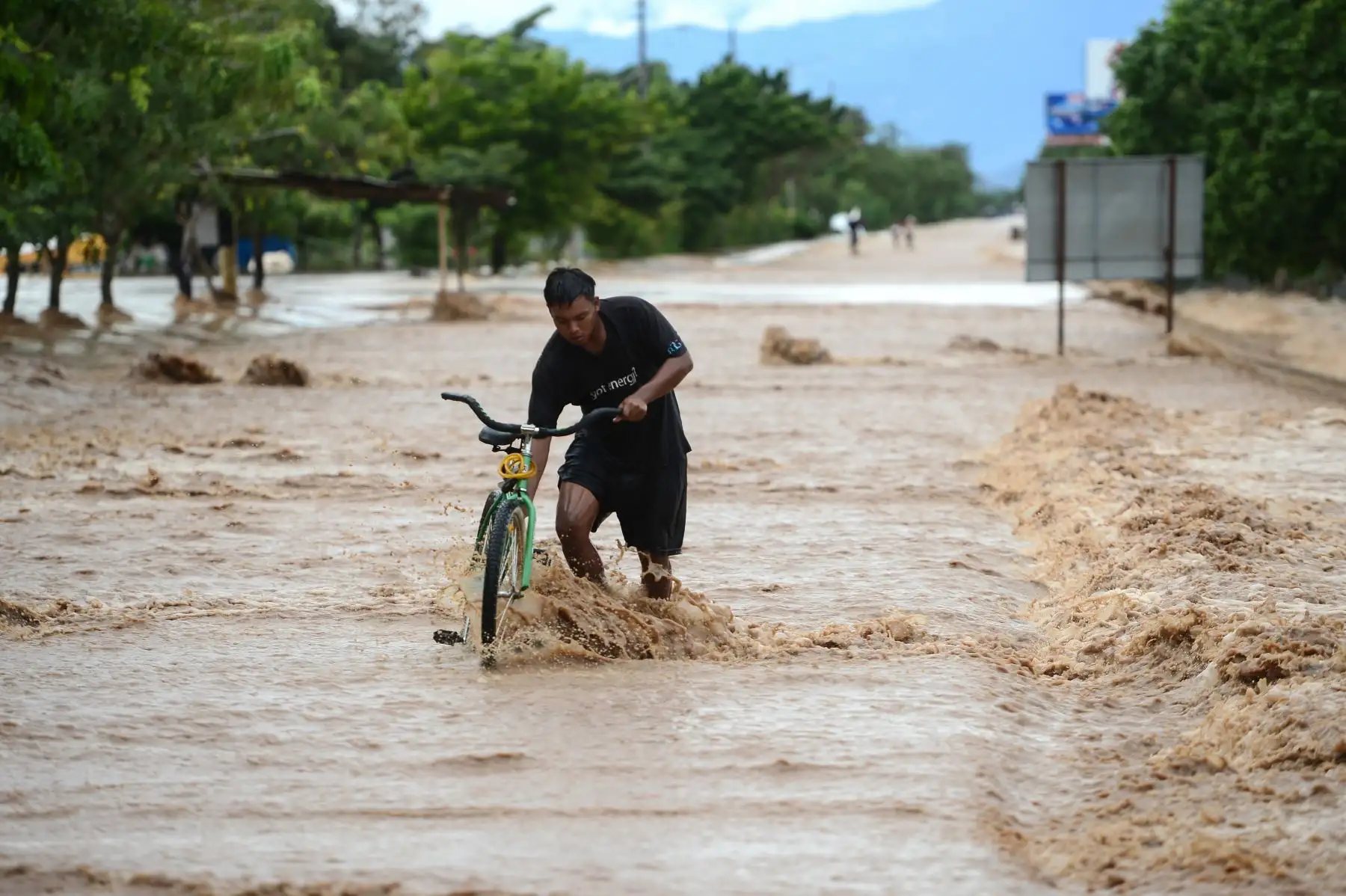 Un hombre vadea con su bicicleta en una calle inundada por las fuertes lluvias provocadas por el huracán Eta, ahora degradado a tormenta tropical, en El Progreso, departamento de Yoro, 260 kms al norte de Tegucigalpa.
Foto: AFP