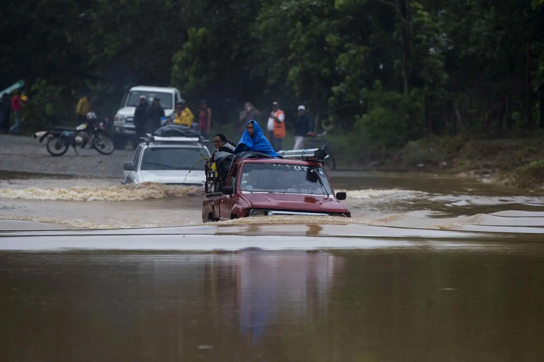 Dos vehículos cruzan por una calle inundada en la comunidad Okonwas, durante el paso del huracán ETA, en la costa caribe norte en Rosita (Nicaragua). 
Foto: EFE