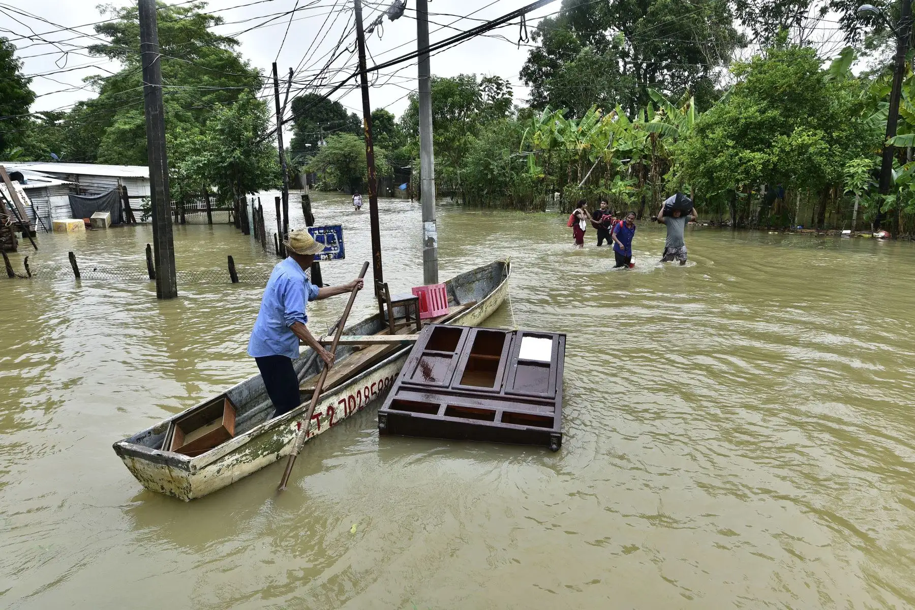 Familias damnificadas se desplazan entre el agua este jueves, en el municipio de Villahermosa, en el estado de Tabasco (México). El Servicio Meteorológico Nacional (SMN) de México informó este jueves que durante este día se registrarán lluvias torrenciales y fuertes en Chiapas, Quintana Roo, Tabasco, Campeche y Veracruz, en el sureste de México, debido a la influencia de la depresión tropical Eta. 
Foto: EFE