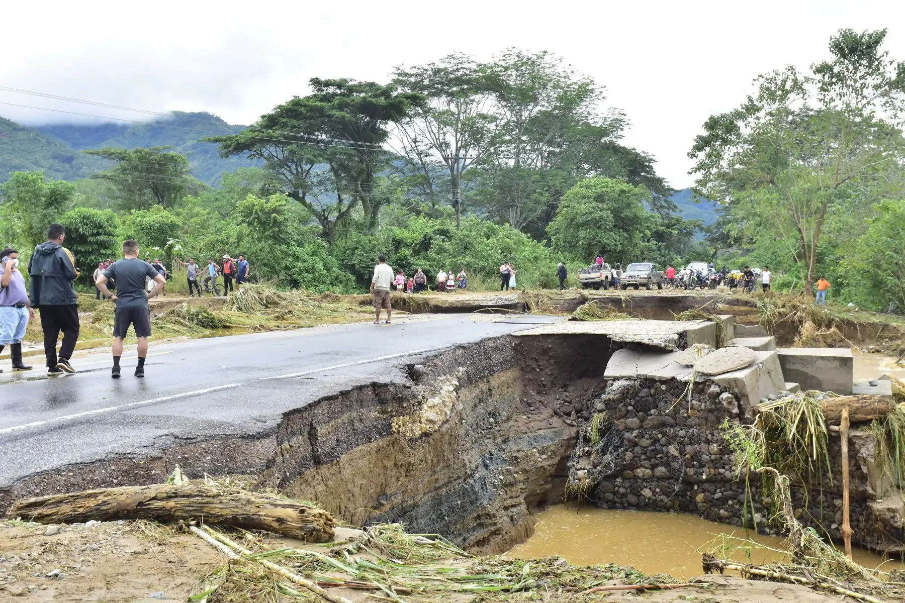 Vista hoy de la destrucción causada por las lluvias e inundaciones en la carretera que conecta Santa Rita con El Progreso, en el departamento de Yoro (Honduras). 
Foto: EFE
