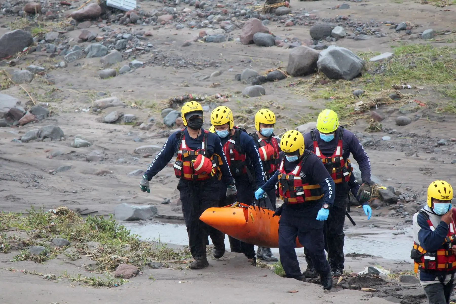 Socorristas recuperan hoy el cuerpo de uno de los desaparecidos durante las fuertes lluvias que han azotado a la provincia de Chiriquí (Panamá). 
Foto: AFP