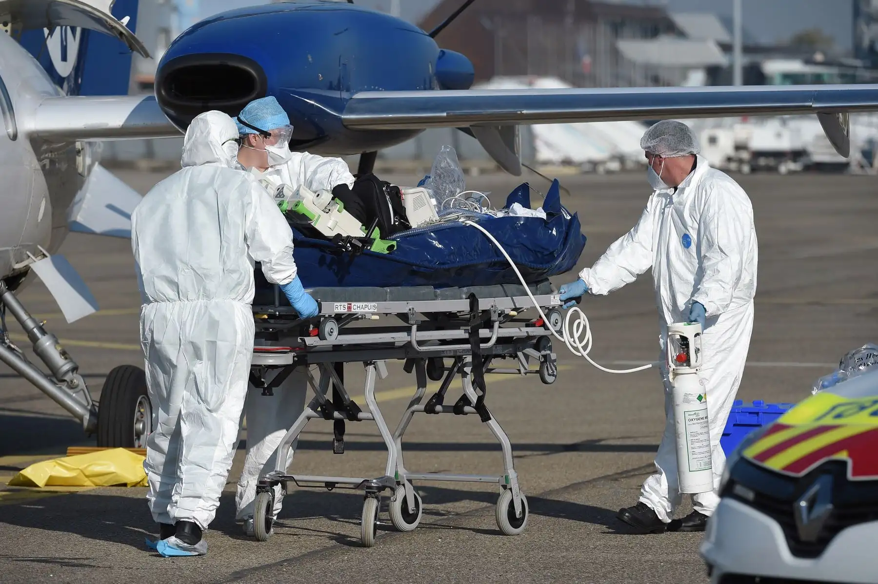 El personal médico atiende a un paciente infectado con la enfermedad Covid-19 a su llegada en avión desde el área de Lyon. Francia se enfrenta a una segunda ola de la pandemia covid-19.
Foto: AFP