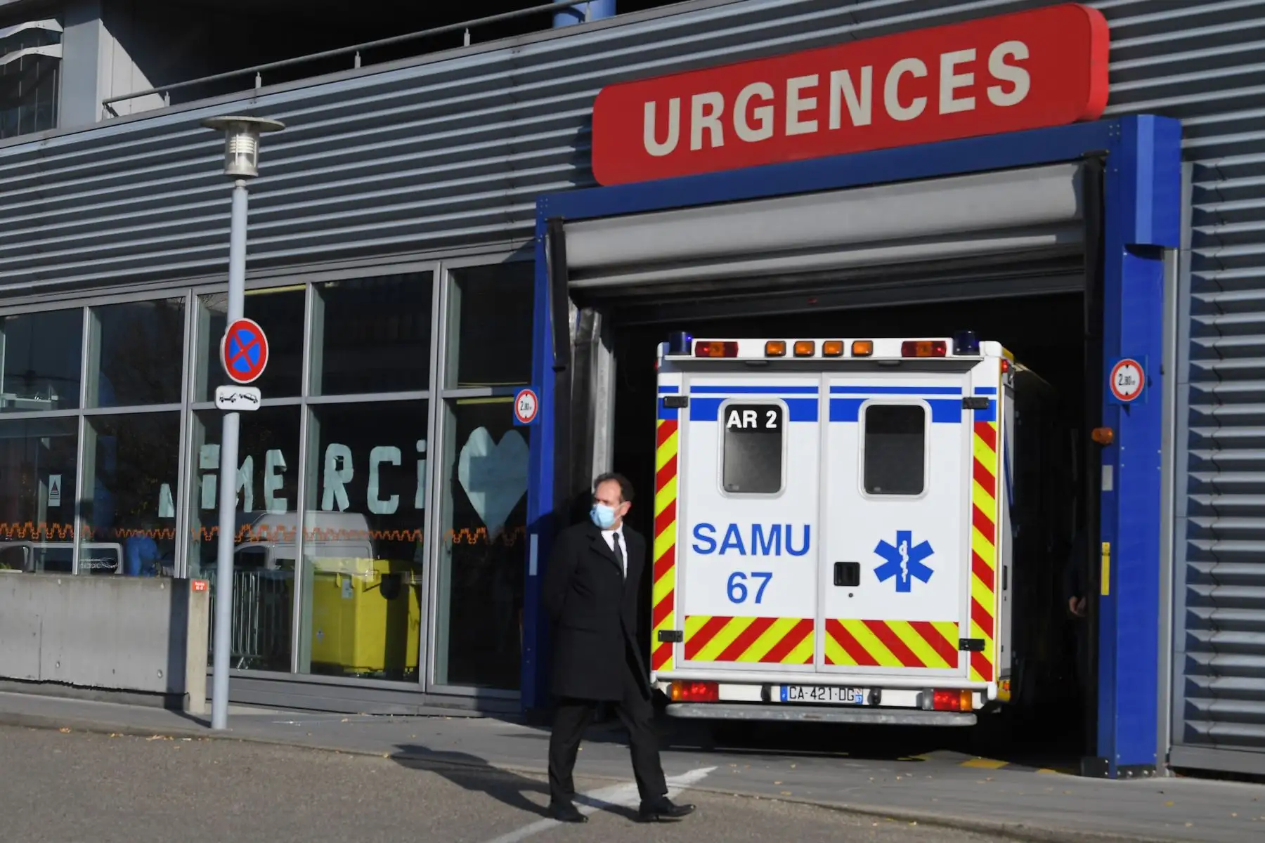 Una ambulancia llega a la unidad de urgencias del hospital de Estrasburgo, en medio de la crisis sanitaria vinculada a la pandemia del covid-19.
Foto: AFP