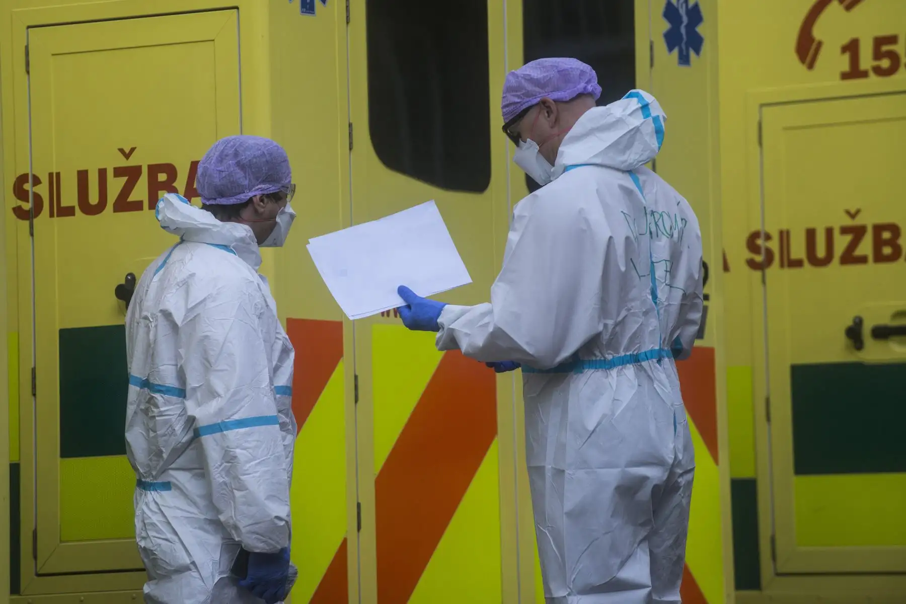 Los trabajadores de la salud se paran junto a las ambulancias mientras los pacientes de Covid-19 son transportados al hospital checo más grande en el distrito Motol de Praga.
Foto: AFP