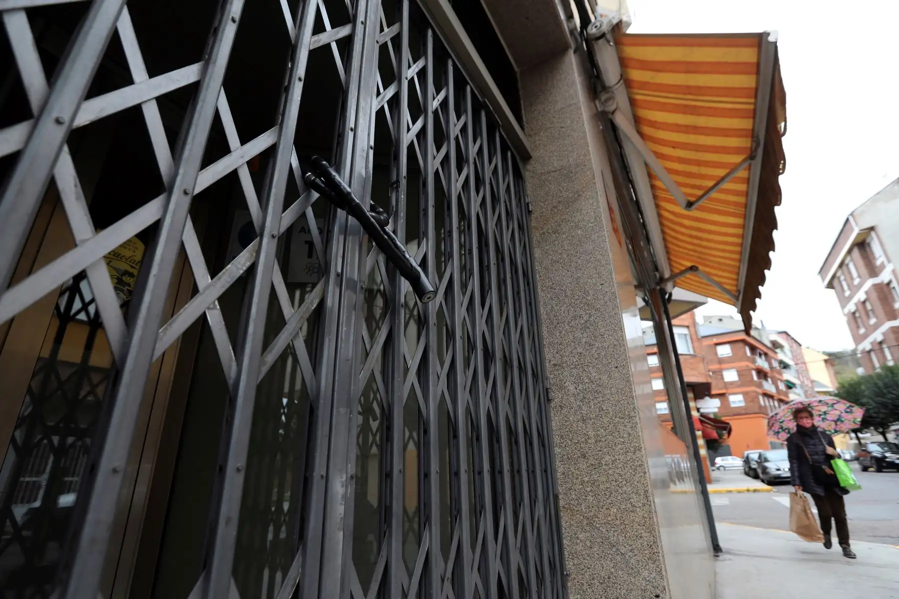 Castilla y León tendrá cerrada la hostelería, restauración y centros comerciales, y los centros deportivos cerrados, medidas que se suman al cierre perimetral de la Comunidad y el toque de queda. En la foto, un cartel anuncia el cierre en un bar de Valladolid.
Foto: EFE