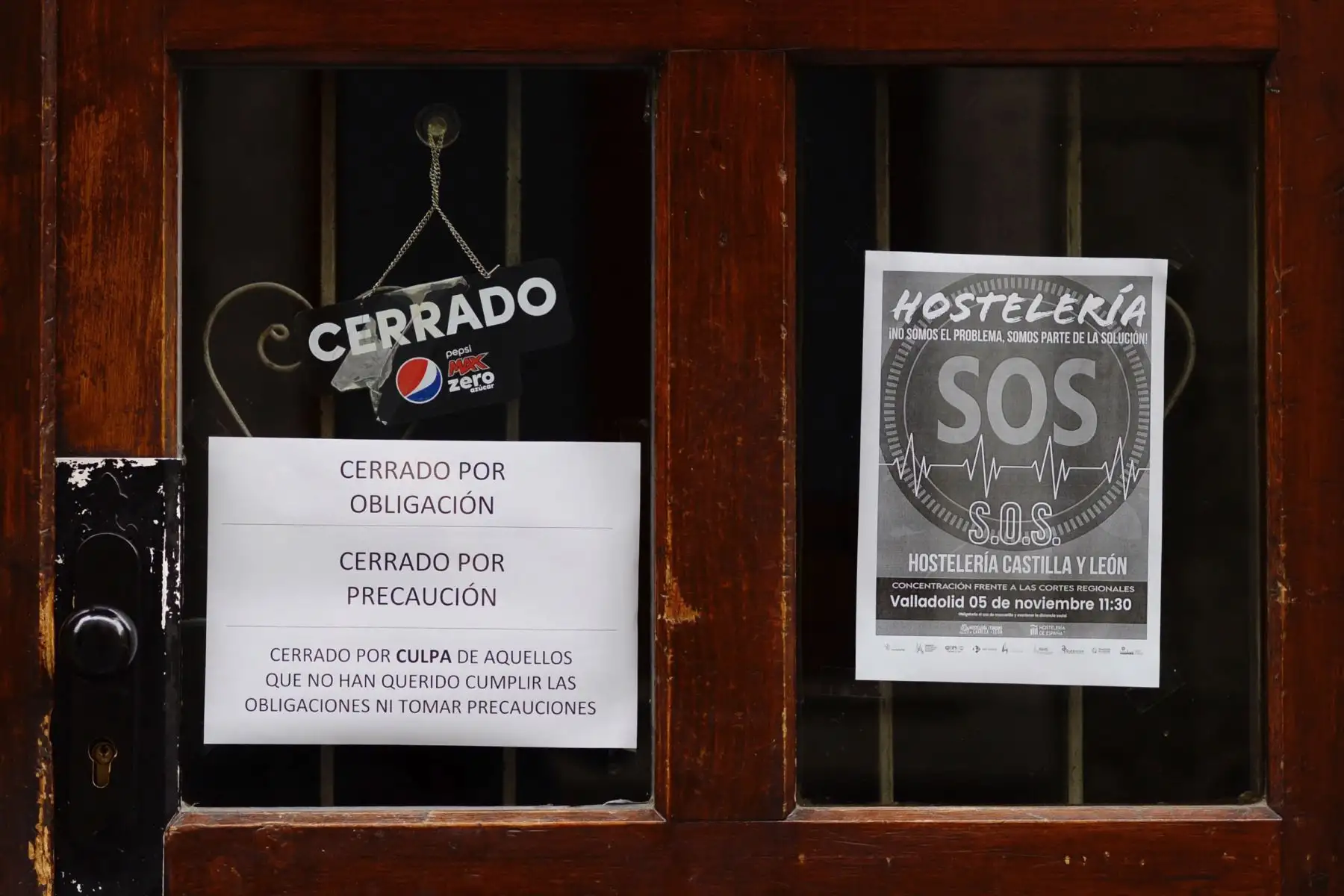 Castilla y León tendrá cerrada la hostelería, restauración y centros comerciales, y los centros deportivos cerrados, medidas que se suman al cierre perimetral de la Comunidad y el toque de queda. En la foto, un cartel anuncia el cierre en un bar de Valladolid.
Foto: EFE