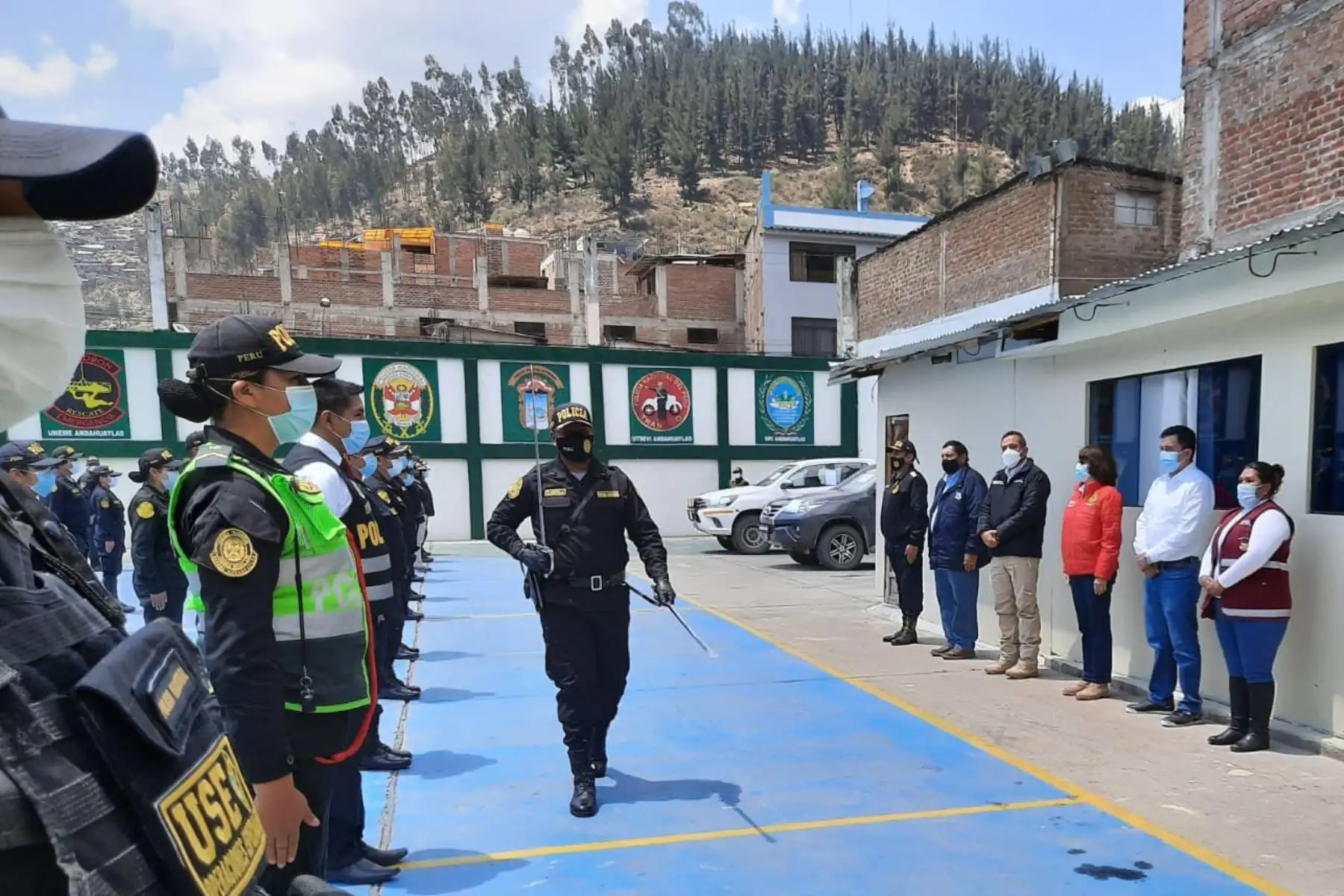 El ministro del Interior, César Gentille y la ministra de Salud , Pilar Mazzetti realizan una visita de inspección en la División Policial Andahuaylas Chincheros.
Foto: Mininter