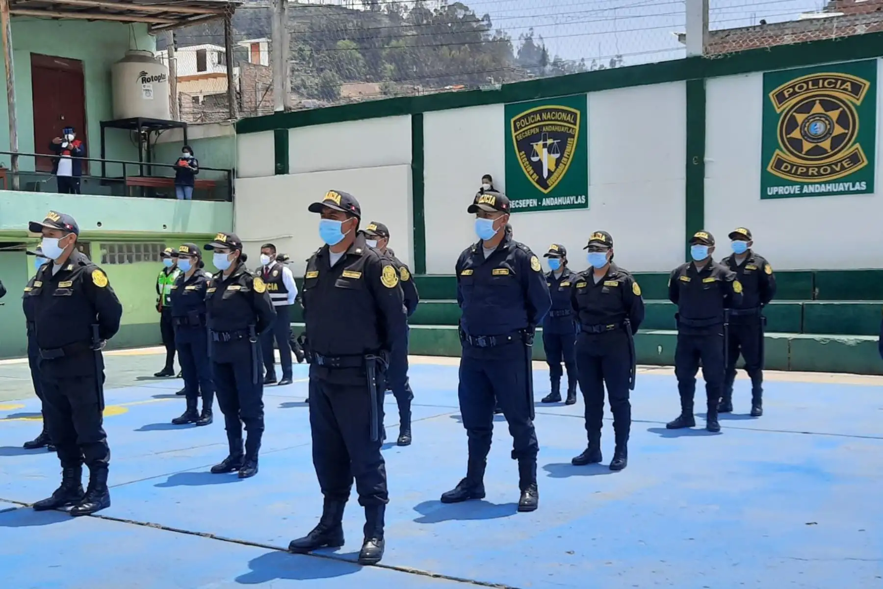 El ministro del Interior, César Gentille y la ministra de Salud , Pilar Mazzetti realizan una visita de inspección en la División Policial Andahuaylas Chincheros.
Foto: Mininter