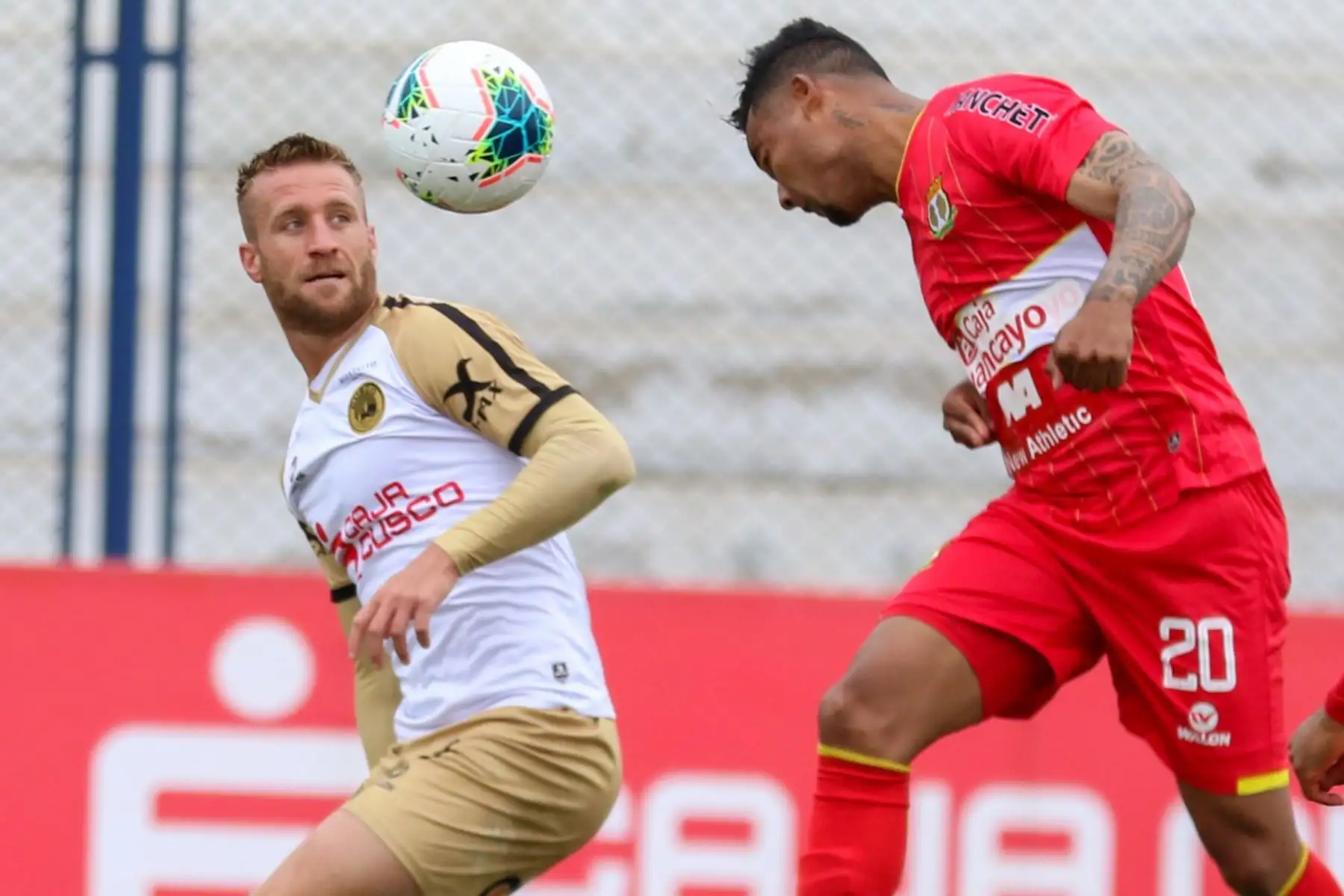 Danilo Carando de Cusco F.C. y Charles Monsalvo del Sport Huancayo disputan el balón durante el encuentro que sostienen por la fecha 4 de la Fase 2 de la Liga 1

Foto: Liga1