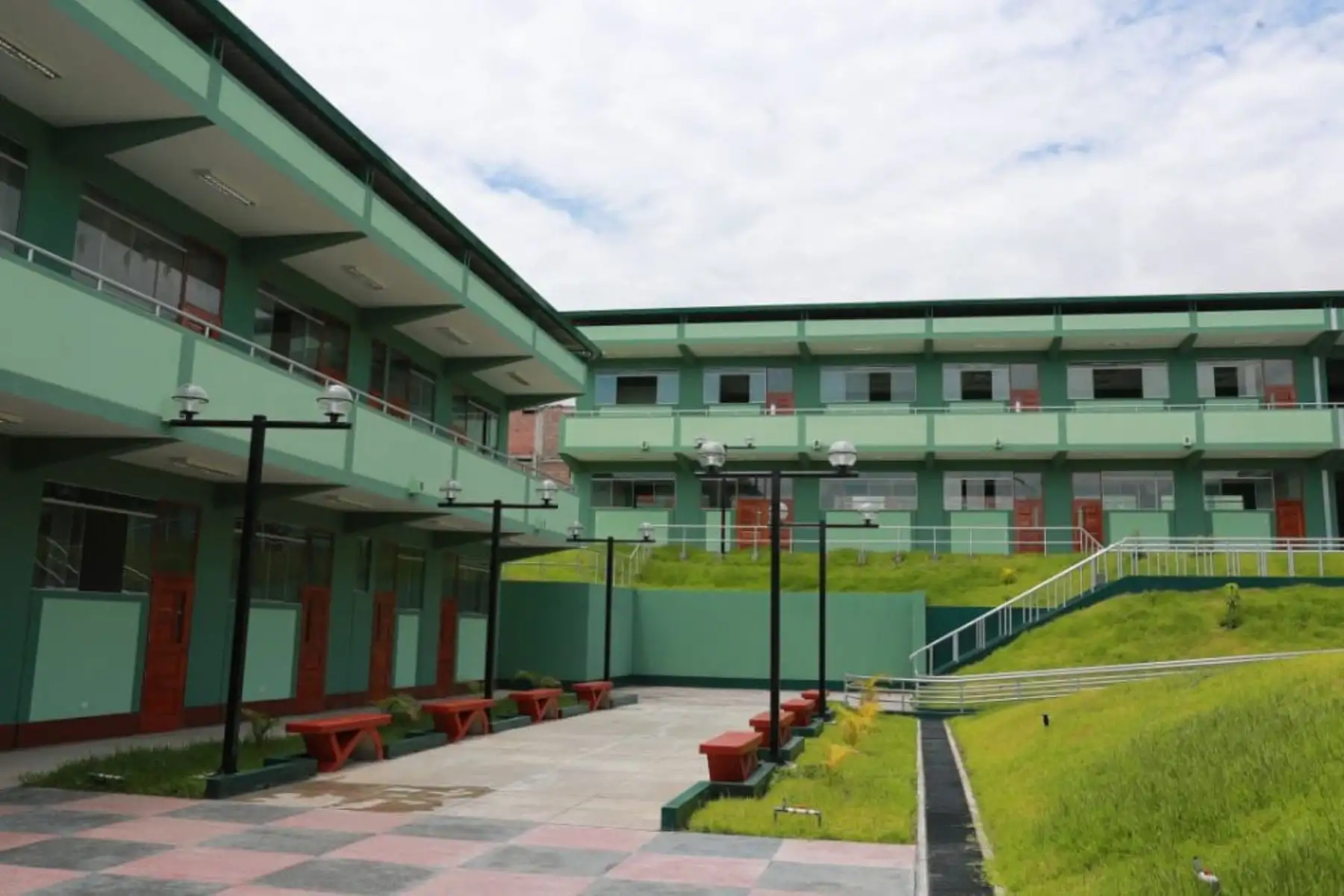 El presidente Martín Vizcarra junto al gobernador regional de Cajamarca, Mesías Guevara, inaugura el Colegio Emblemático Sagrado Corazón de Jesús en Jaén, obra que permite mejorar la infraestructura educativa en beneficio de los escolares de la zona.
Foto: ANDINA/ Prensa Presidencia