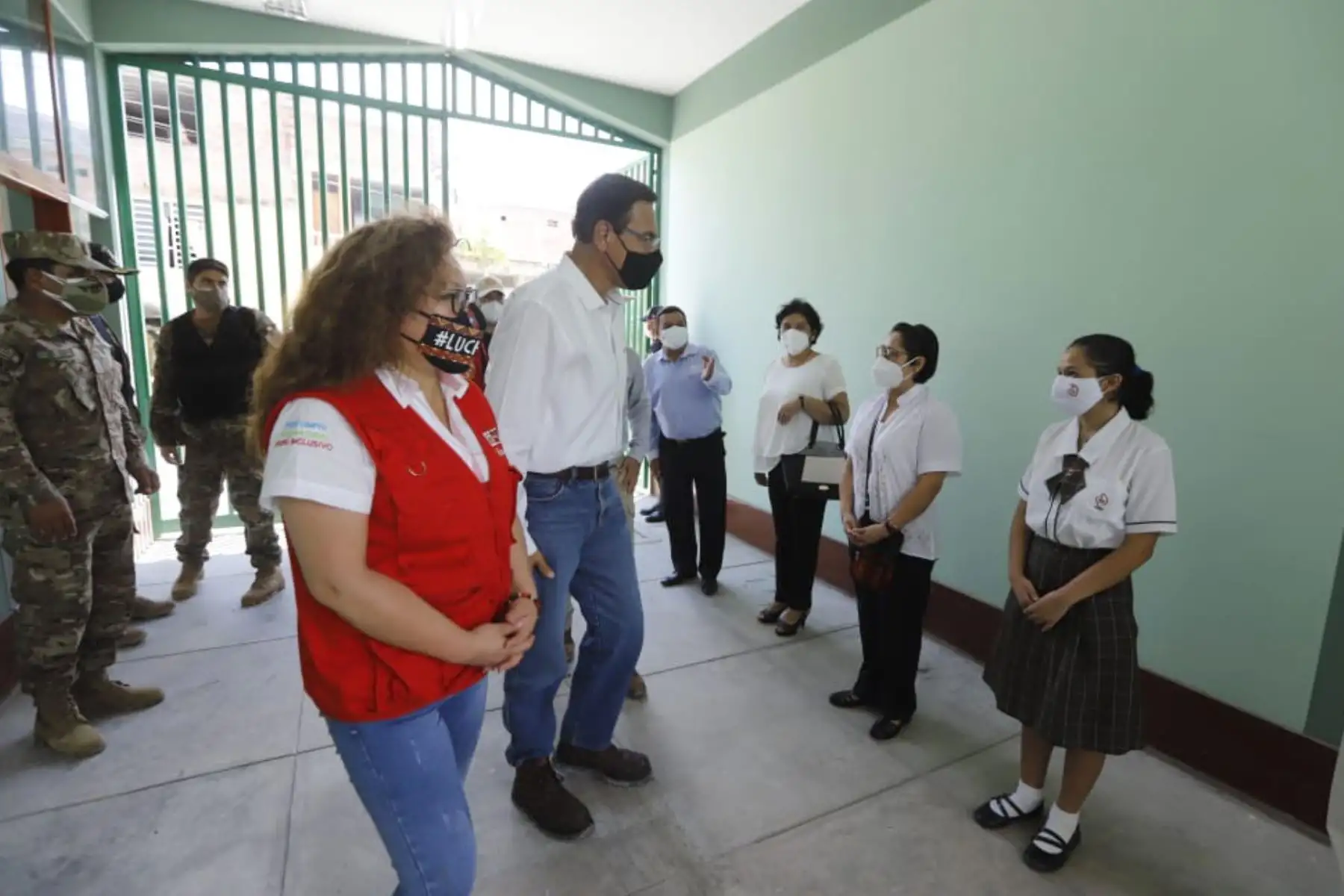 El presidente Martín Vizcarra junto al gobernador regional de Cajamarca, Mesías Guevara, inaugura el Colegio Emblemático Sagrado Corazón de Jesús en Jaén, obra que permite mejorar la infraestructura educativa en beneficio de los escolares de la zona.
Foto: ANDINA/ Prensa Presidencia
