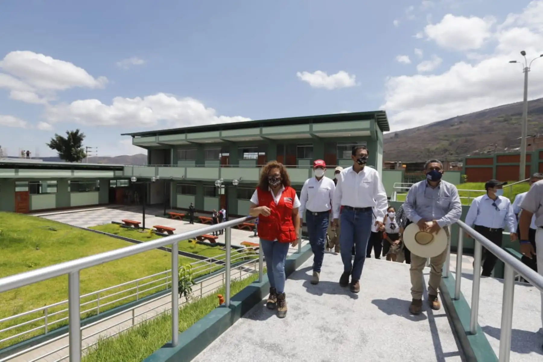 El presidente Martín Vizcarra junto al gobernador regional de Cajamarca, Mesías Guevara, inaugura el Colegio Emblemático Sagrado Corazón de Jesús en Jaén, obra que permite mejorar la infraestructura educativa en beneficio de los escolares de la zona.
Foto: ANDINA/ Prensa Presidencia