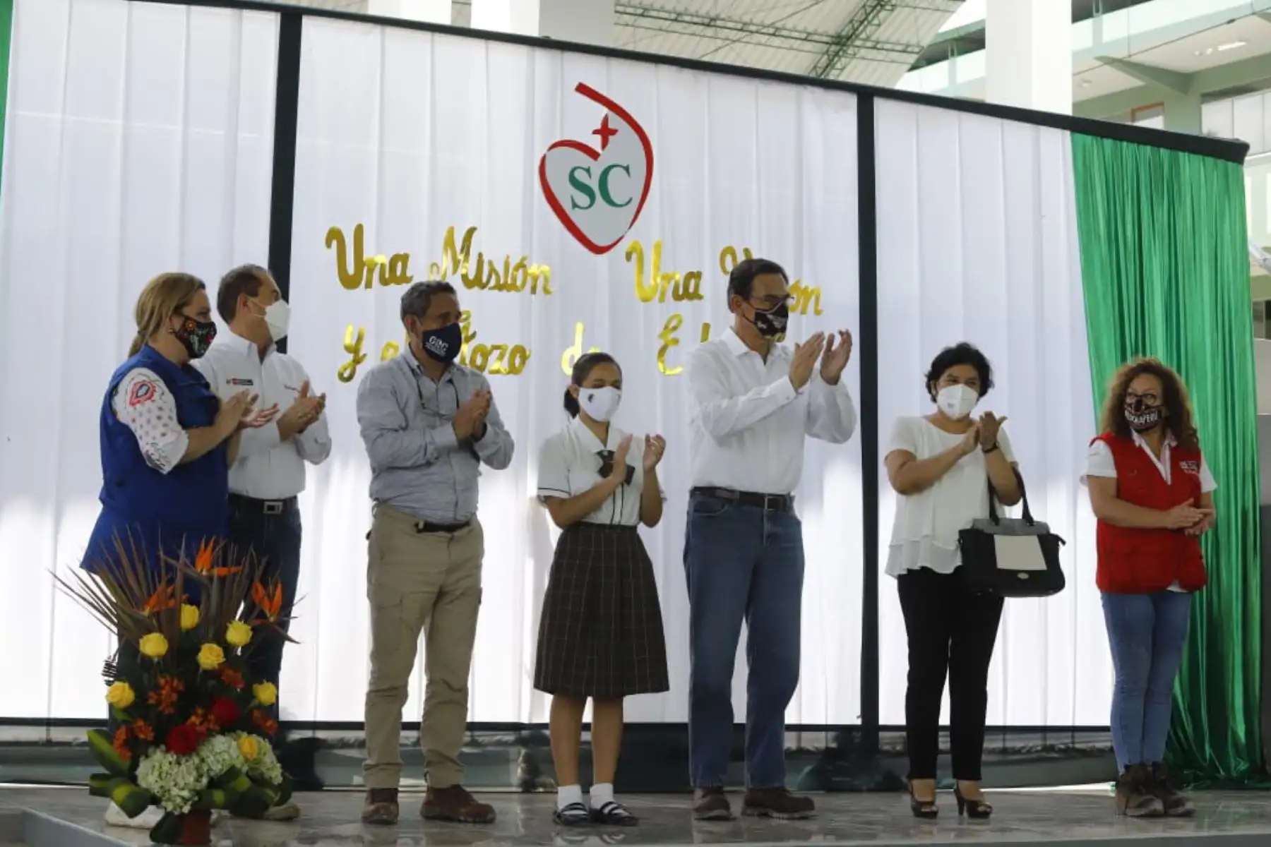 El presidente Martín Vizcarra junto al gobernador regional de Cajamarca, Mesías Guevara, inaugura el Colegio Emblemático Sagrado Corazón de Jesús en Jaén, obra que permite mejorar la infraestructura educativa en beneficio de los escolares de la zona.
Foto: ANDINA/ Prensa Presidencia