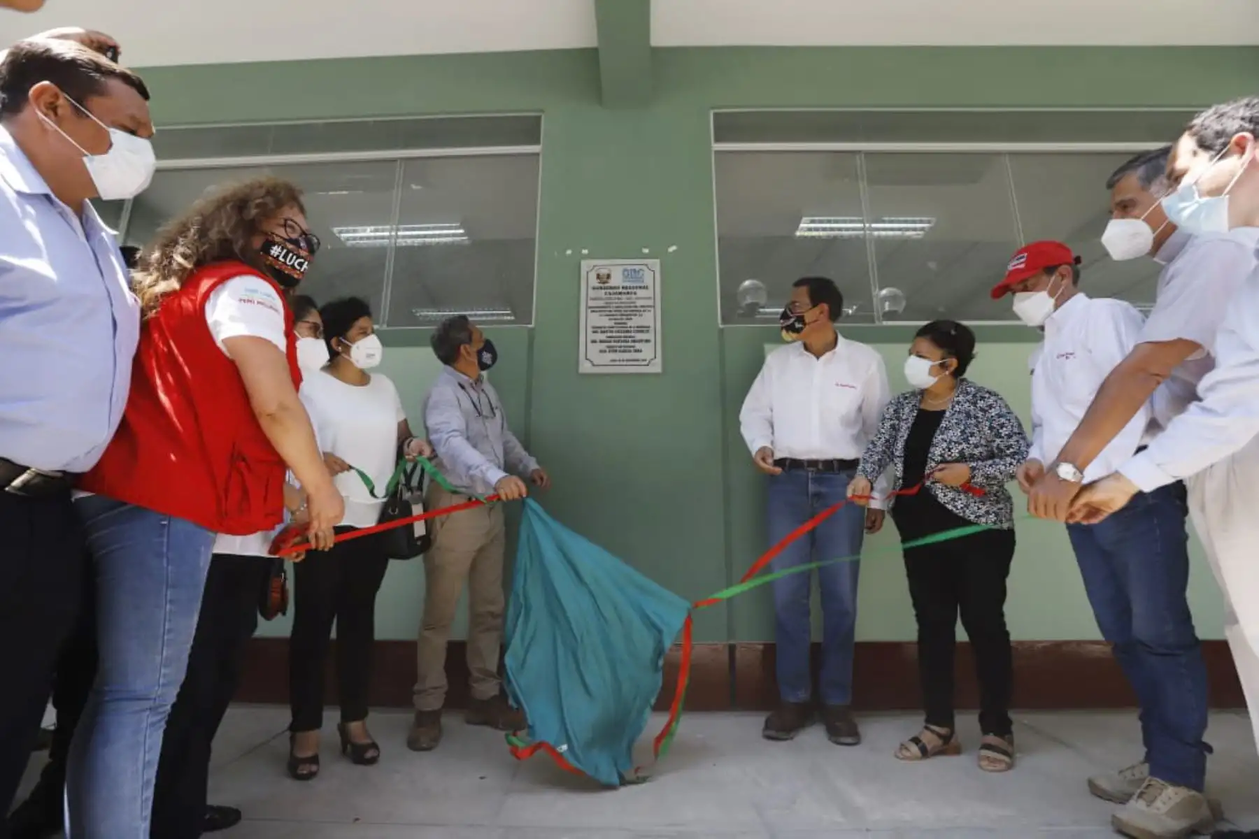 El presidente Martín Vizcarra junto al gobernador regional de Cajamarca, Mesías Guevara, inaugura el Colegio Emblemático Sagrado Corazón de Jesús en Jaén, obra que permite mejorar la infraestructura educativa en beneficio de los escolares de la zona.
Foto: ANDINA/ Prensa Presidencia