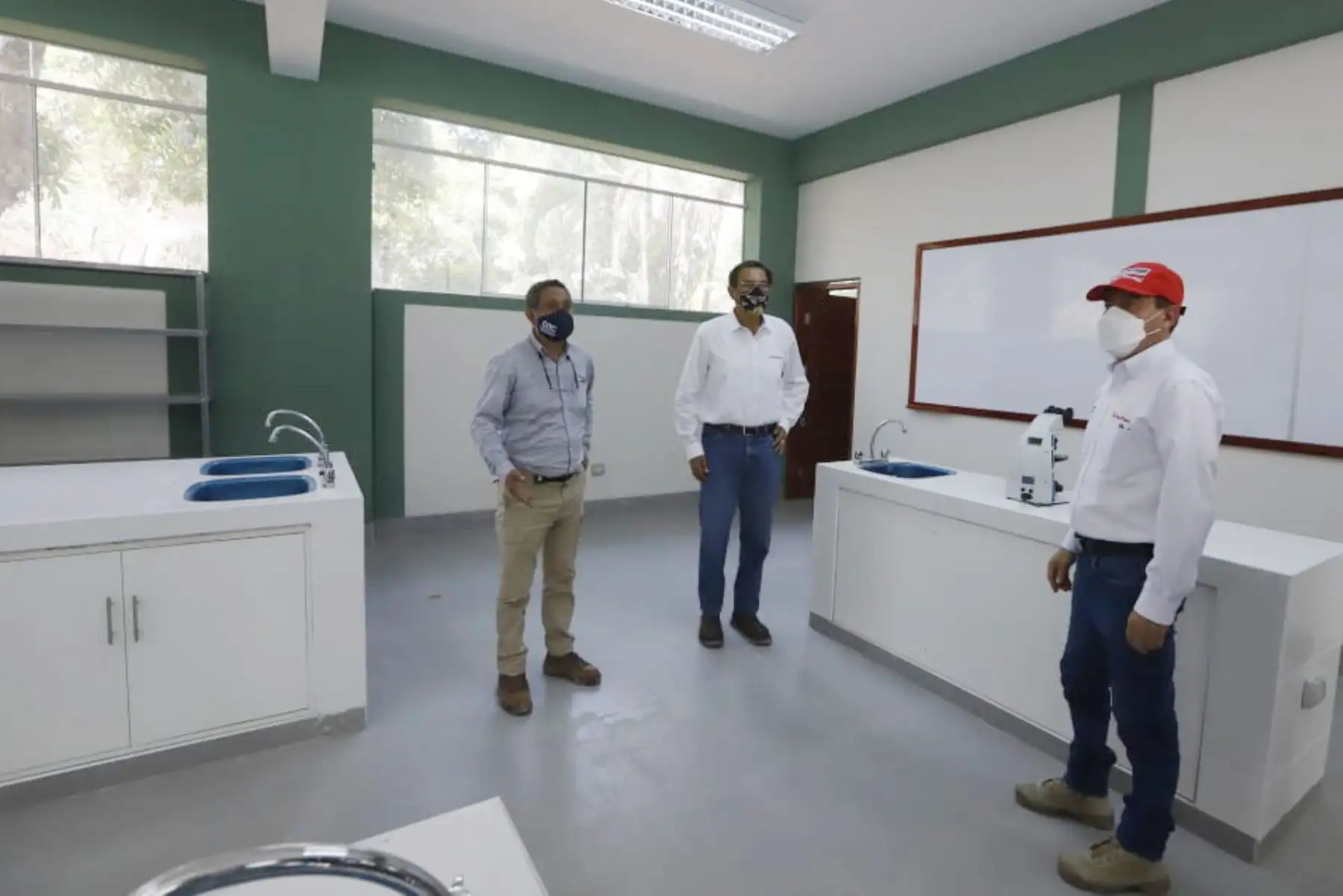 El presidente Martín Vizcarra junto al gobernador regional de Cajamarca, Mesías Guevara, inaugura el Colegio Emblemático Sagrado Corazón de Jesús en Jaén, obra que permite mejorar la infraestructura educativa en beneficio de los escolares de la zona.
Foto: ANDINA/ Prensa Presidencia