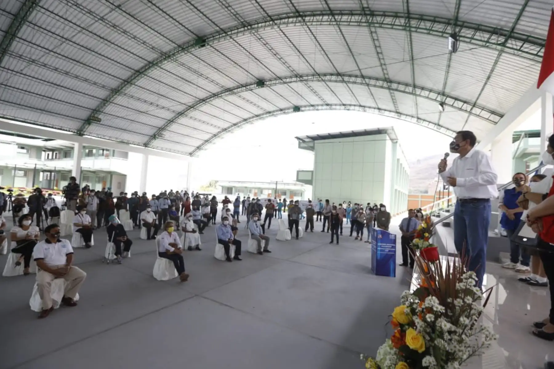 El presidente Martín Vizcarra junto al gobernador regional de Cajamarca, Mesías Guevara, inaugura el Colegio Emblemático Sagrado Corazón de Jesús en Jaén, obra que permite mejorar la infraestructura educativa en beneficio de los escolares de la zona.
Foto: ANDINA/ Prensa Presidencia