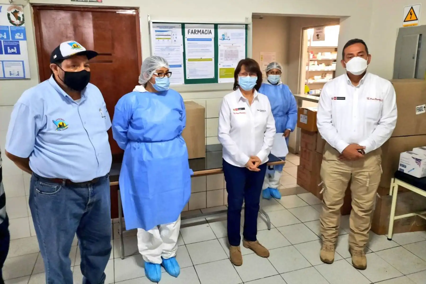 Ministro del Interior, César Gentille y la ministra de Salud, Pilar Mazzetti visitan la Sanidad Policial de Abancay donde reciben información de la atención que se brinda a los agentes que están en la primera línea de lucha contra el covid-19.
Foto: Mininter