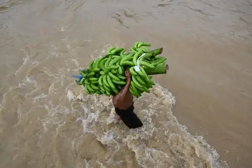 Un reporte preliminar indica que unas "150 viviendas quedaron soterradas y se calculan 100 personas fallecidas". Foto: AFP