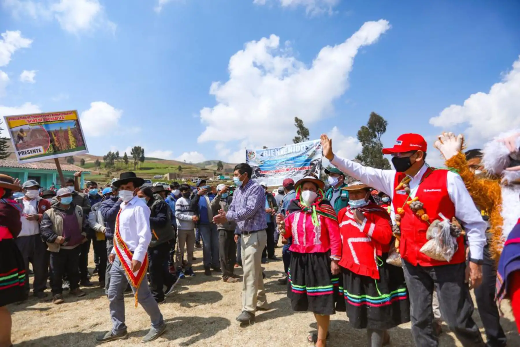 El ministro de Agricultura, Jorge Montenegro llega a la comunidad de Ollabamba en Apurímac donde se entregaron semillas de pastos mejorados, tractores para mejorar la producción de quinua.
Foto:ANDINA/@minagriperu