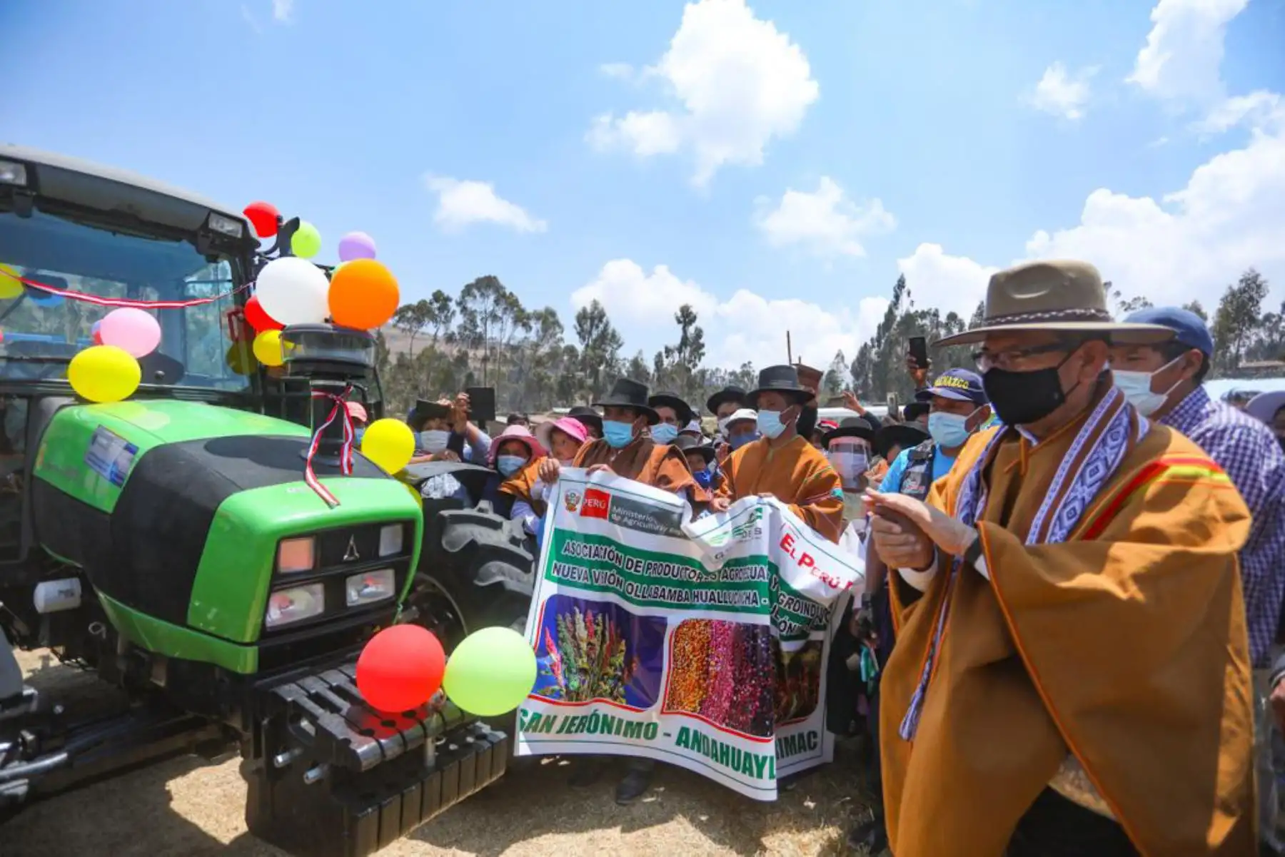 El ministro de Agricultura, Jorge Montenegro llega a la comunidad de Ollabamba en Apurímac donde se entregaron semillas de pastos mejorados, tractores para mejorar la producción de quinua.
Foto:ANDINA/@minagriperu