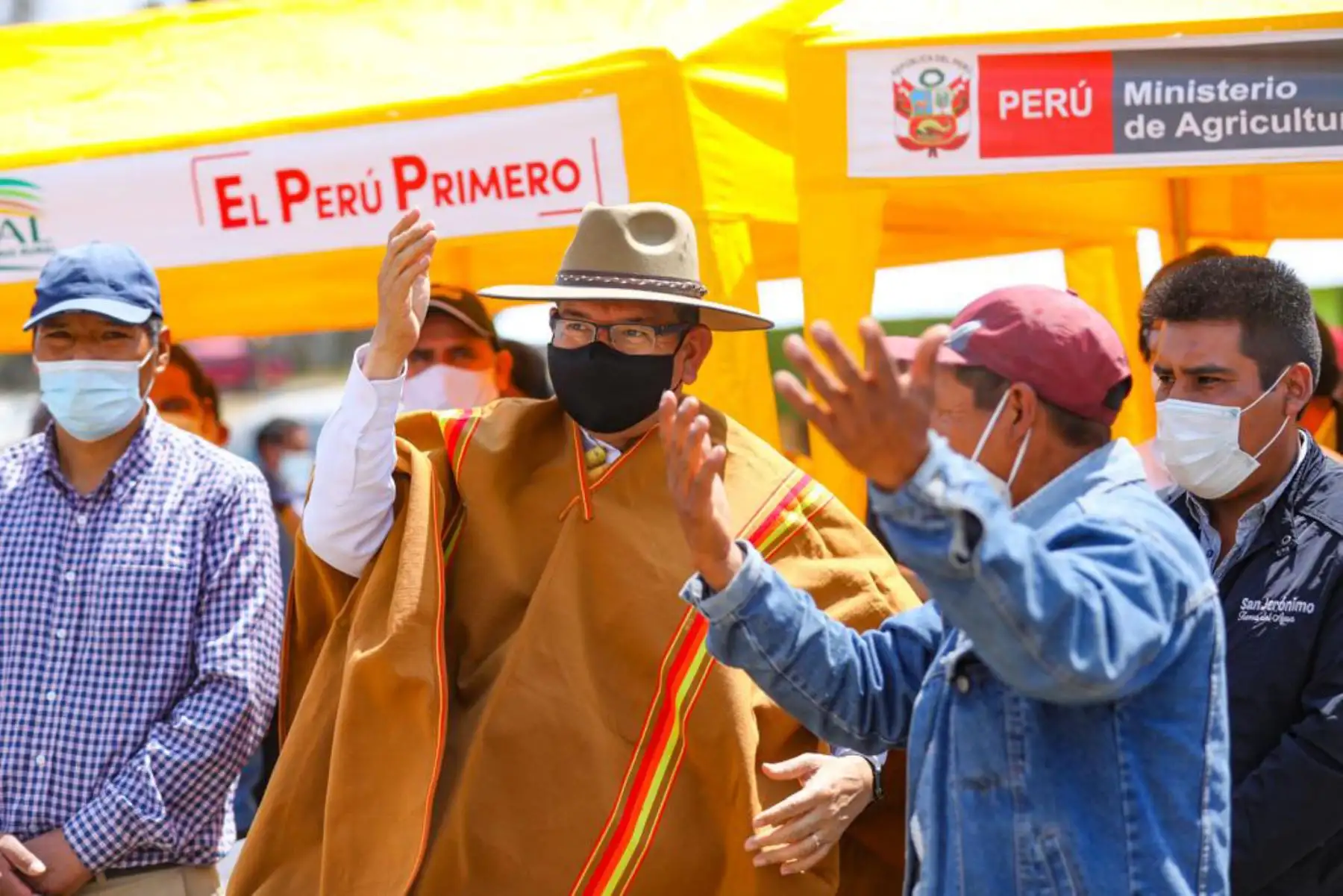 El ministro de Agricultura, Jorge Montenegro llega a la comunidad de Ollabamba en Apurímac donde se entregaron semillas de pastos mejorados, tractores para mejorar la producción de quinua.
Foto:ANDINA/@minagriperu