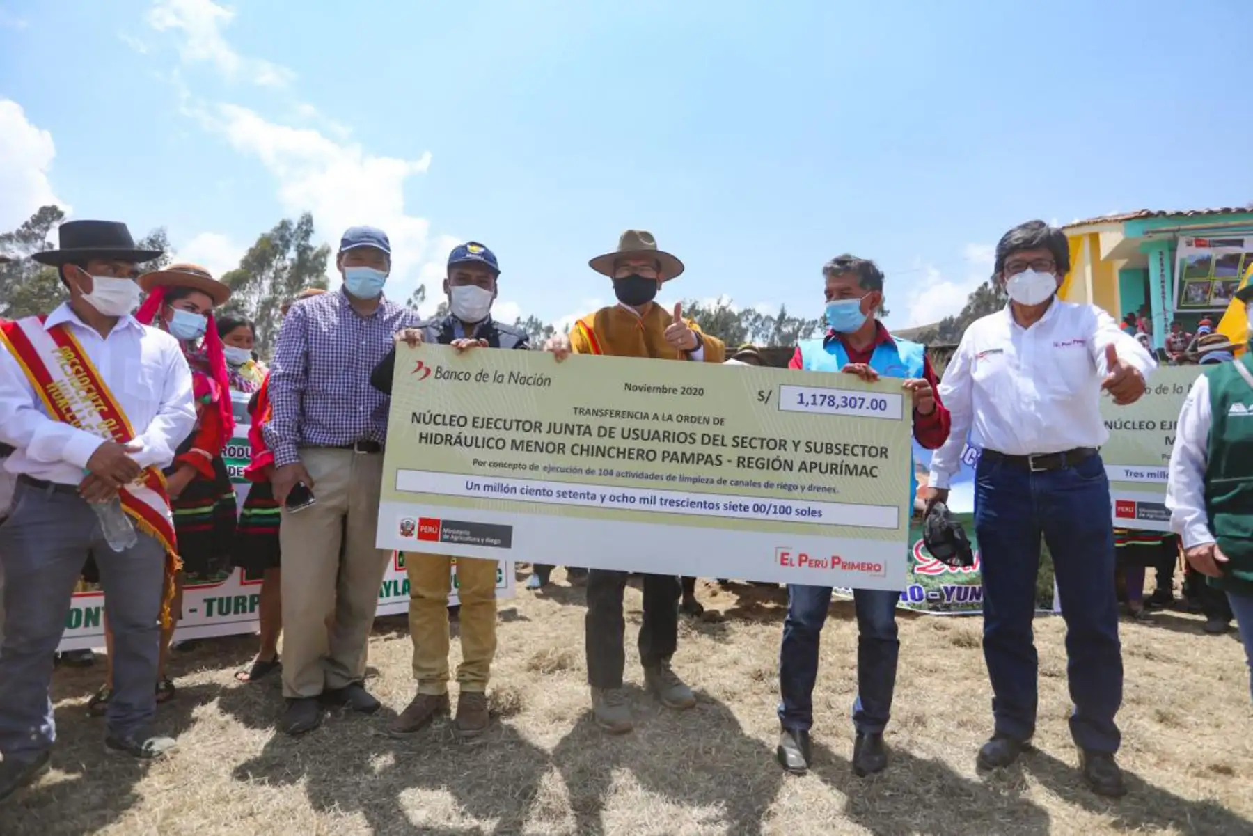 El ministro de Agricultura, Jorge Montenegro llega a la comunidad de Ollabamba en Apurímac donde se entregaron semillas de pastos mejorados, tractores para mejorar la producción de quinua.
Foto:ANDINA/@minagriperu