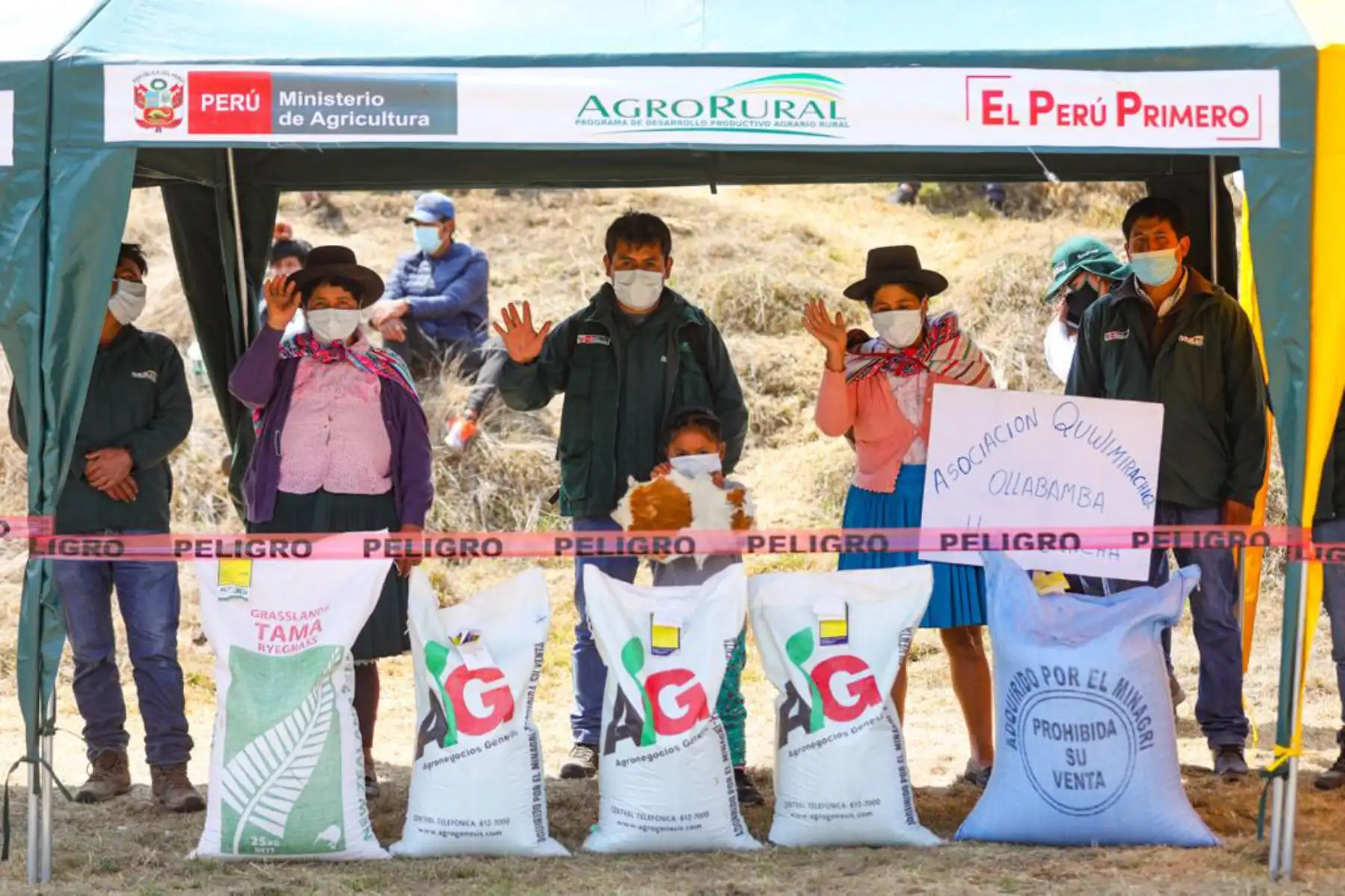 El ministro de Agricultura, Jorge Montenegro llega a la comunidad de Ollabamba Apurímac donde se entregaron semillas de pastos mejorados, tractores para mejorar la producción de quinua.
Foto:ANDINA/@minagriperu