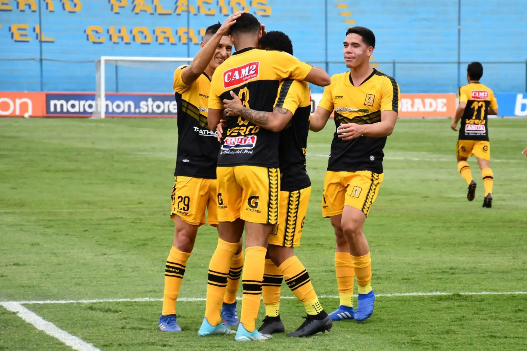 Escuadras de Cantolao y Universitario se enfrentan por la fecha 4 de la Fase 2 de la Liga 1.
Aron Sánchez celebra con sus compañeros el 1-0 de 
Cantolao sobre Universitario
en el estadio Alberto Gallardo.
Foto: ANDINA/Liga 1