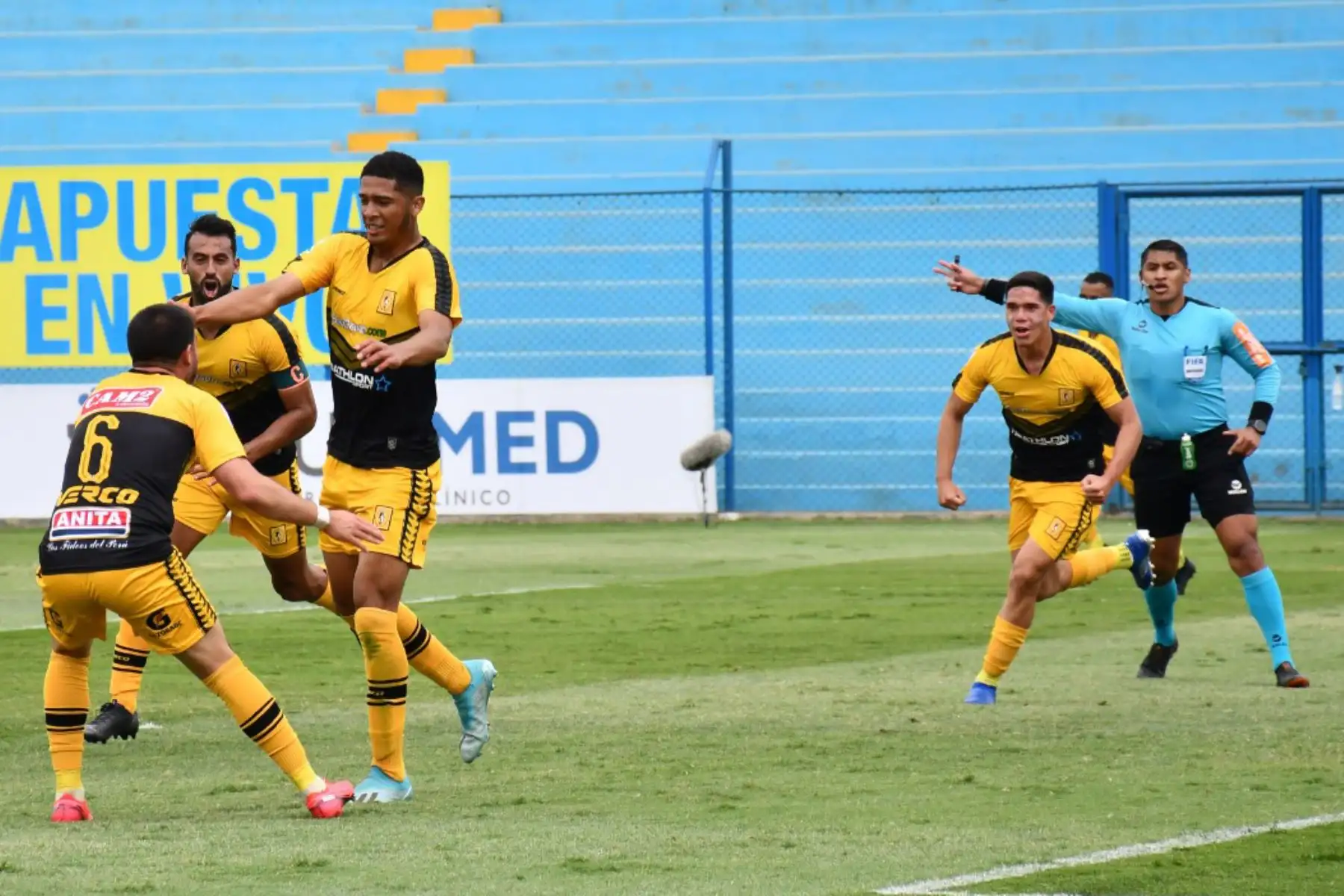 Escuadras de Cantolao y Universitario se enfrentan por la fecha 4 de la Fase 2 de la Liga 1.
Aron Sánchez celebra con sus compañeros el 1-0 de 
Cantolao sobre Universitario
en el estadio Alberto Gallardo.
Foto: ANDINA/Liga 1