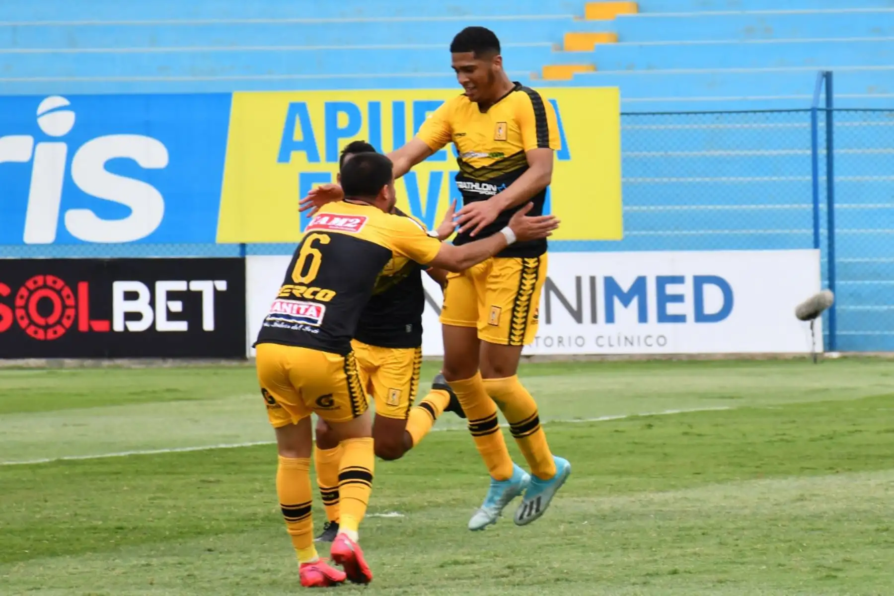 Escuadras de Cantolao y Universitario se enfrentan por la fecha 4 de la Fase 2 de la Liga 1.
Aron Sánchez celebra con sus compañeros el 1-0 de 
Cantolao sobre Universitario
en el estadio Alberto Gallardo.
Foto: ANDINA/Liga 1