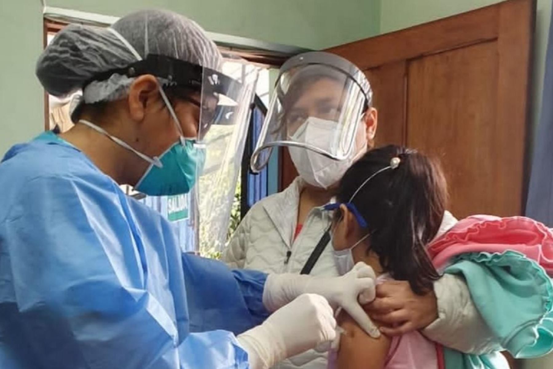 Personal y autoridades de Salud exhortan a la población de Junín a participar en la jornada nacional de vacunación del sábado 7 y domingo 8 de noviembre.