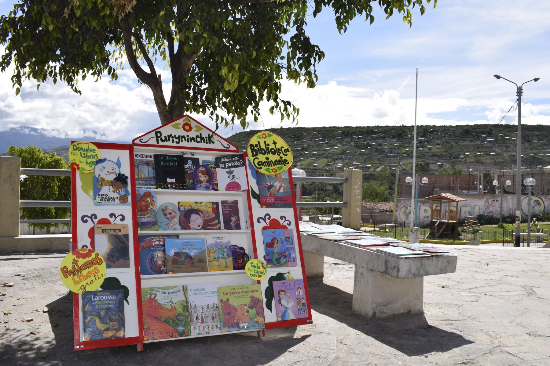 En el parque principal del pueblo de Sarhua se empezó a rodar la biblioteca itinerante Puriyninchik. Foto: ANDINA/Difusión