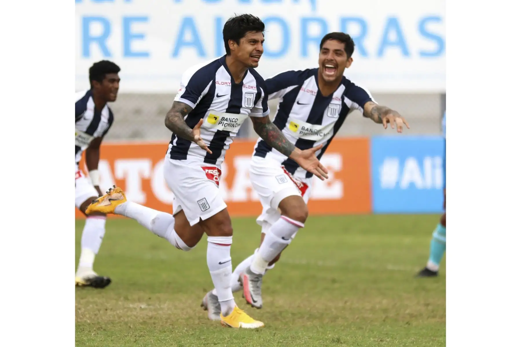 Patricio Rubio celebra tras anotar el 1-0 de Alianza Lima ante Deportivo LLacuabamba por el grupo B de la fase 2. Foto: Liga 1