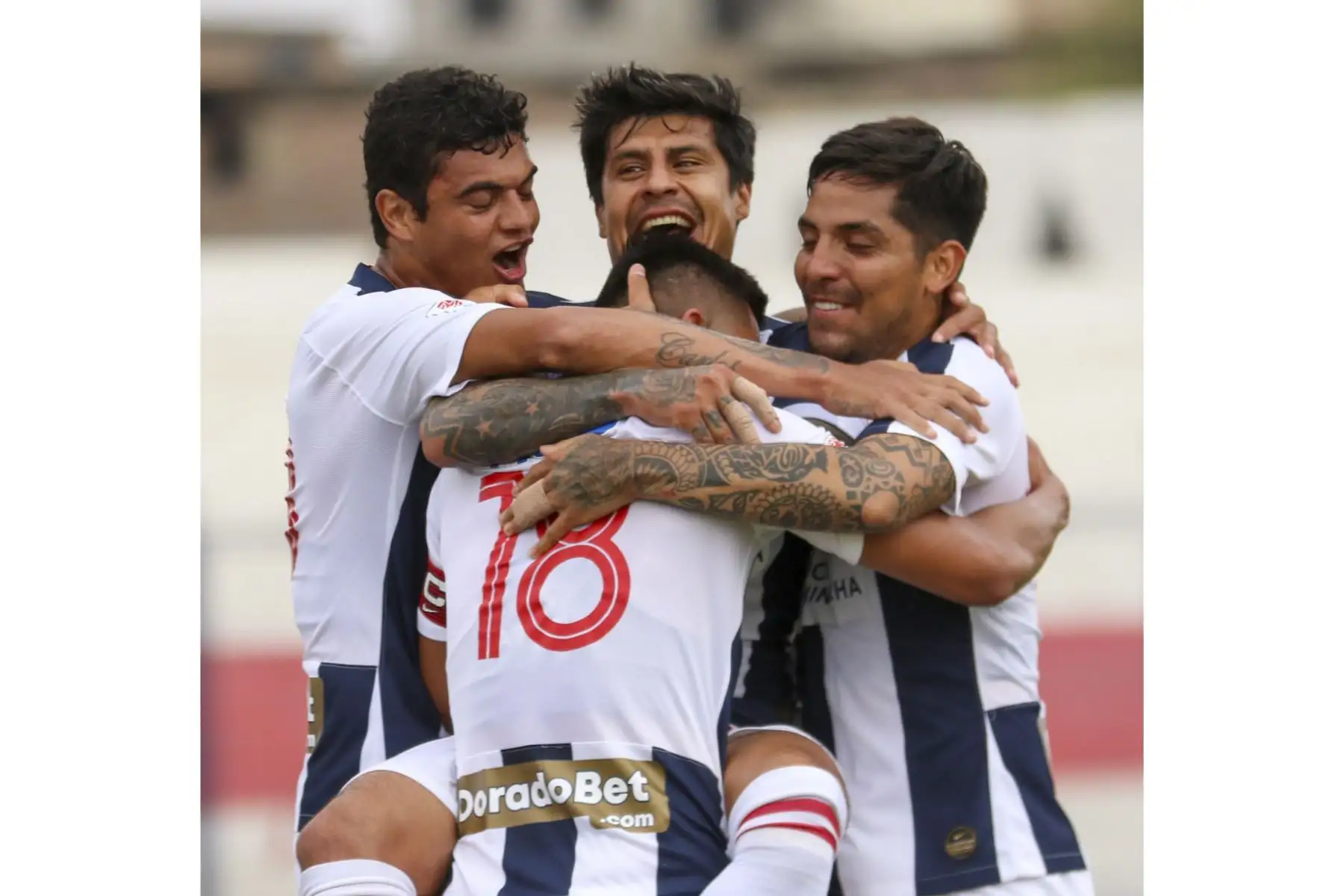 Patricio Rubio celebra tras anotar el 1-0 de Alianza Lima ante Deportivo LLacuabamba por el grupo B de la fase 2. Foto: Liga 1
