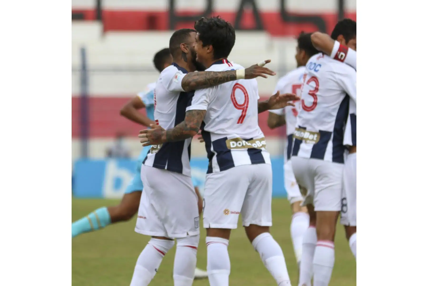 Patricio Rubio celebra tras anotar el 1-0 de Alianza Lima ante Deportivo LLacuabamba por el grupo B de la fase 2. Foto: Liga 1